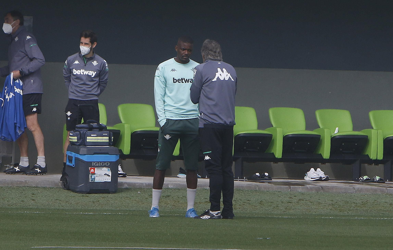 Pellegrini, en un momento de la charla con William Carvalho en el entrenamiento de ayer. Pellegrini, en un momento de la charla con William Carvalho en el entrenamiento de ayer.