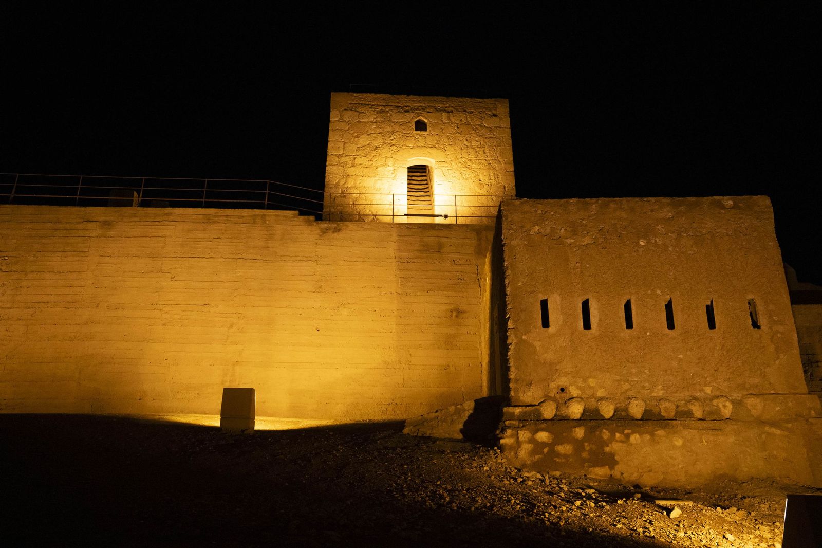Las murallas del Cerro de San Cristóbal se encienden para iluminar Almería