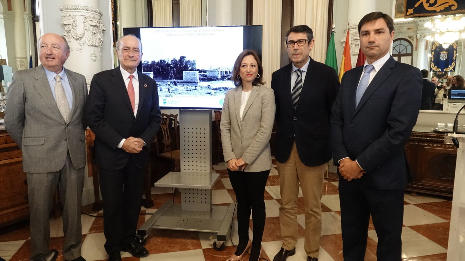 De la Torre, junto a representantes de la Junta de Andalucía y los responsables del estudio.
