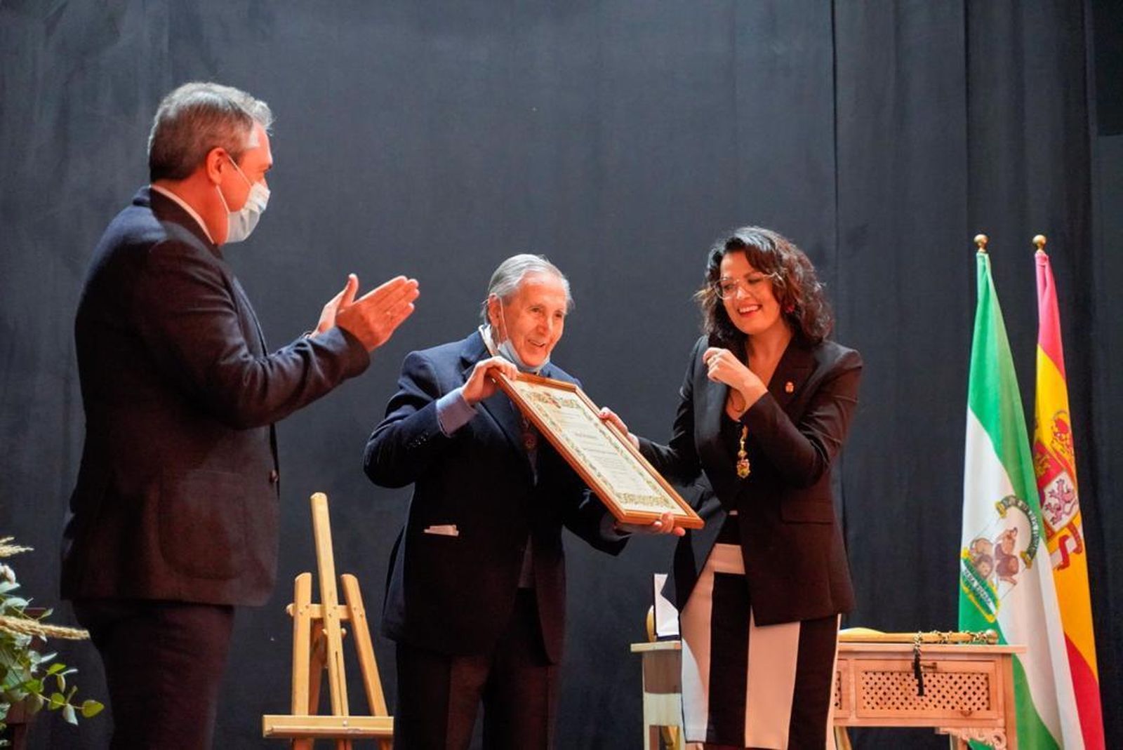 El doctor Rodríguez Sacristán, entre Juan Espadas y la alcaldesa Soraya García