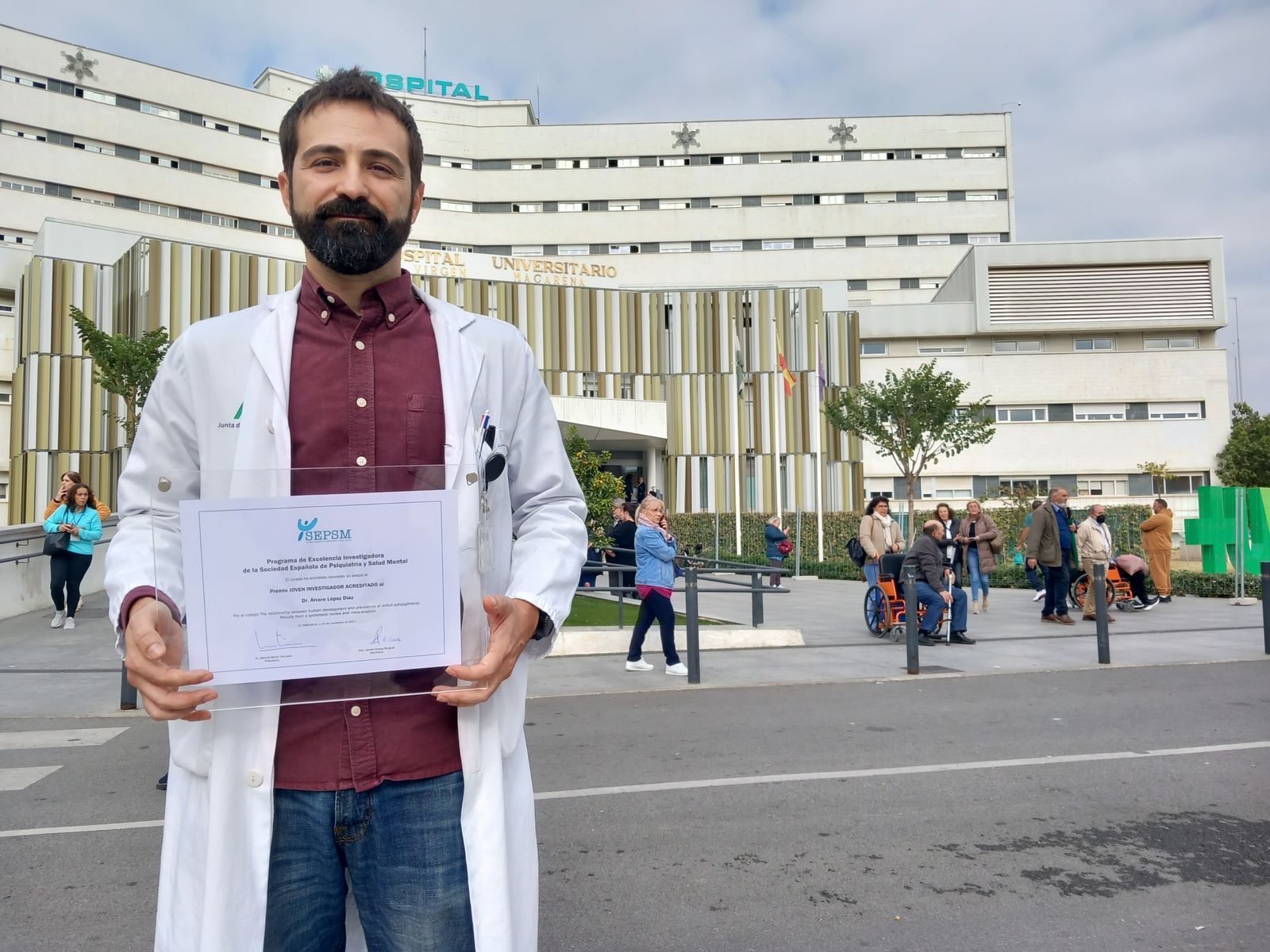 El psiquiatra Álvaro López con el premio.