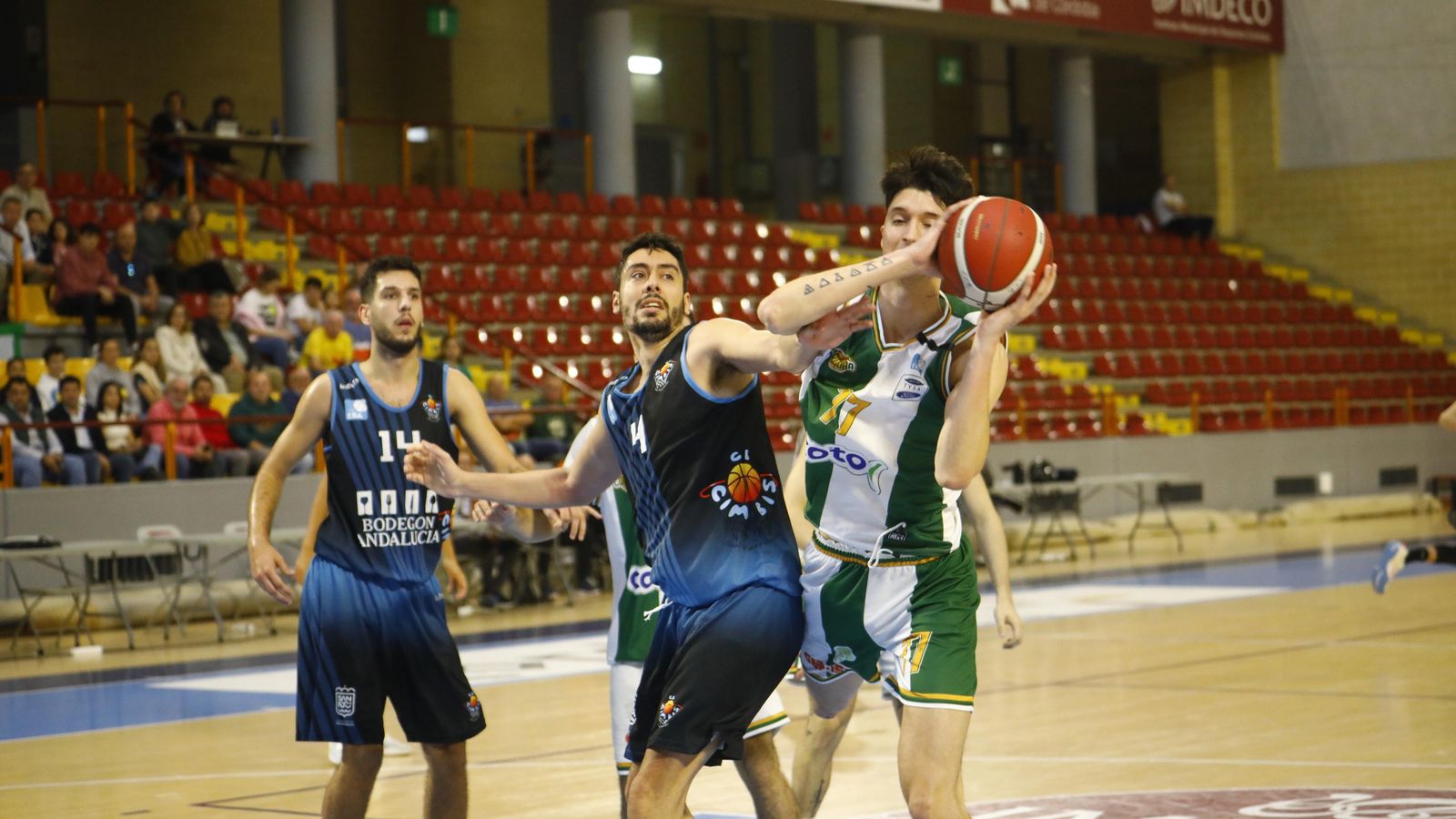 Andreatta es presionado por un rival.