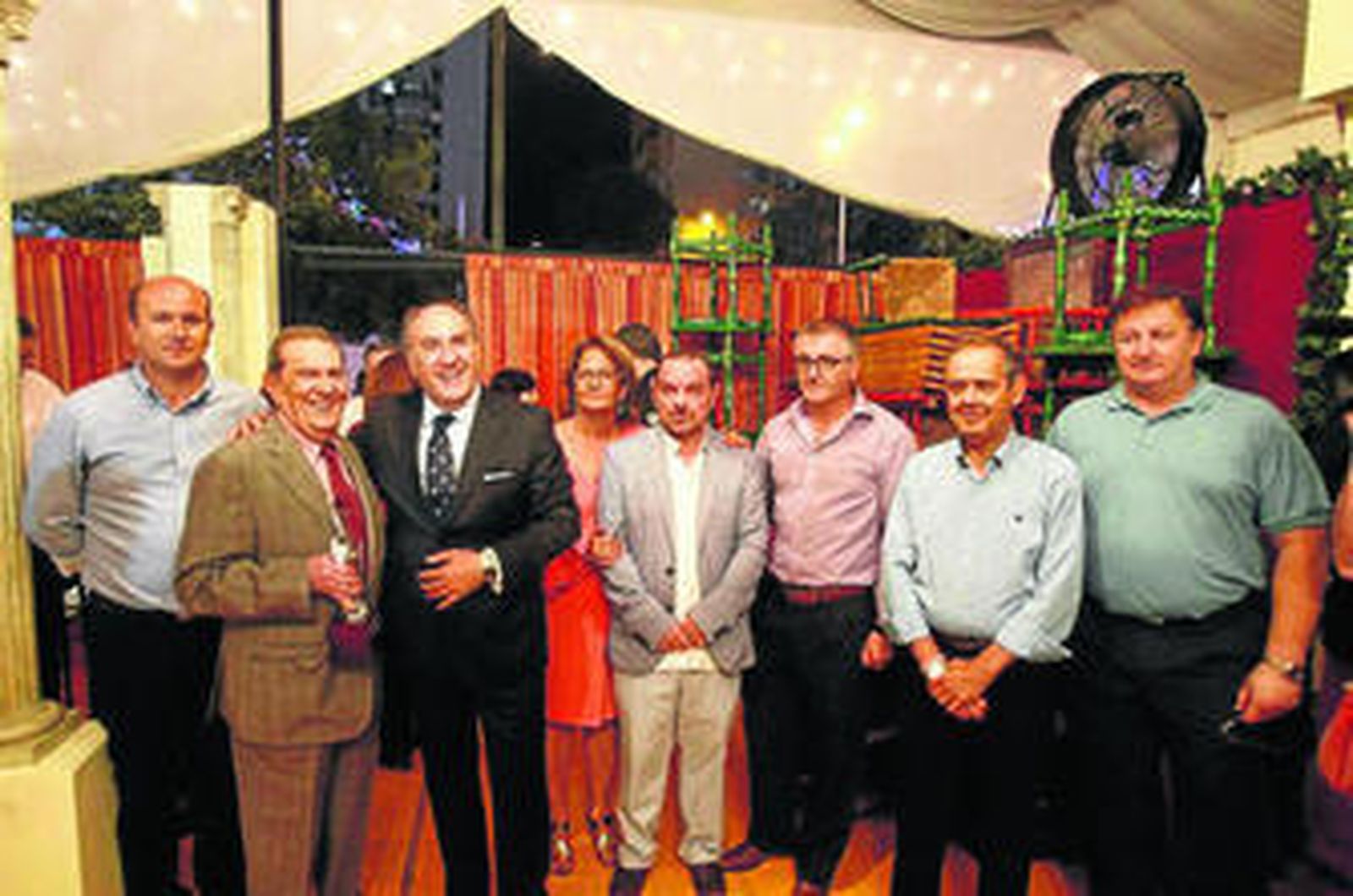 Los galardonados posan anoche en la caseta La Parihuela.