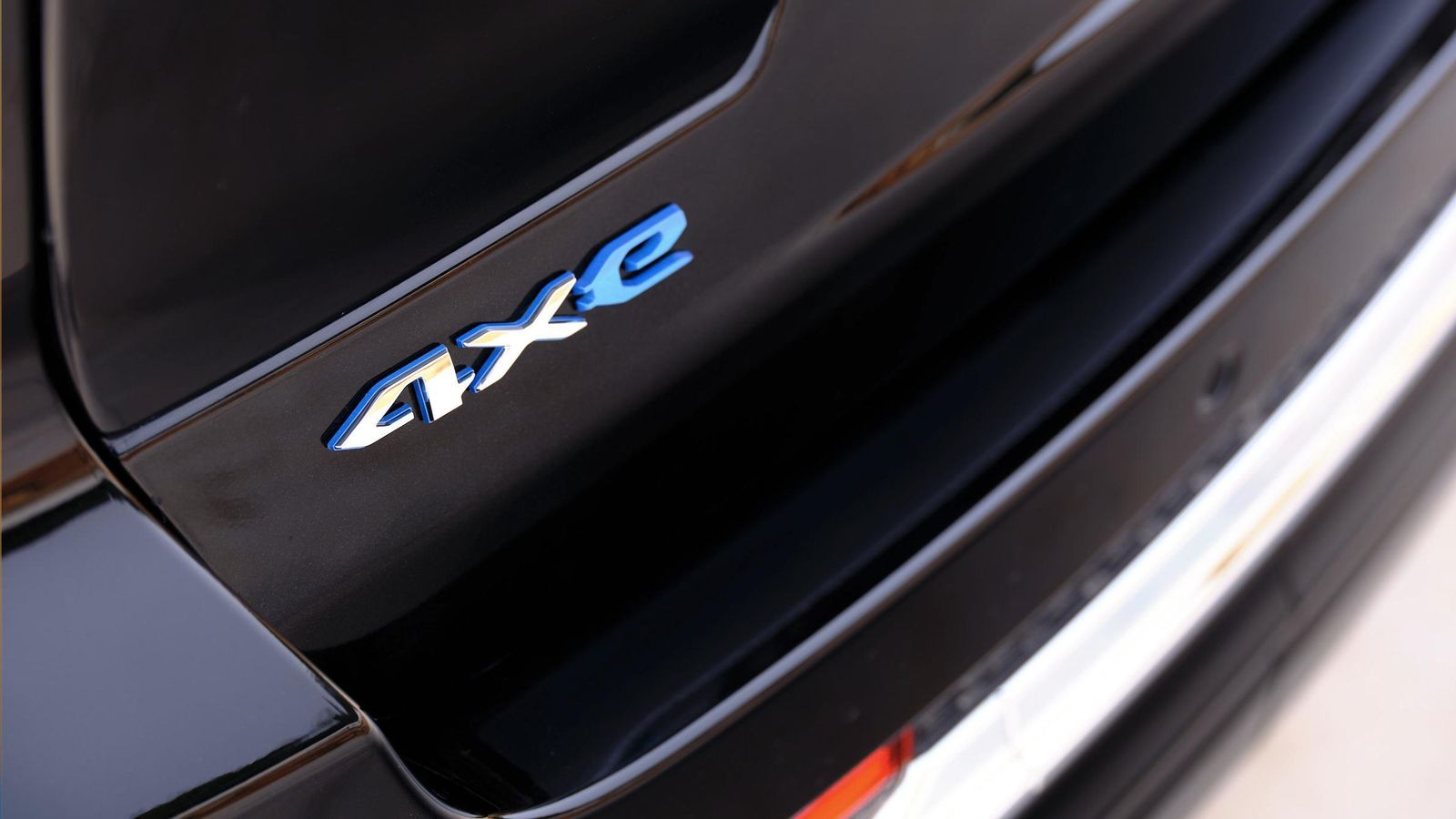 El sistema 4xe integra un motor eléctrico en la caja de cambios automática.