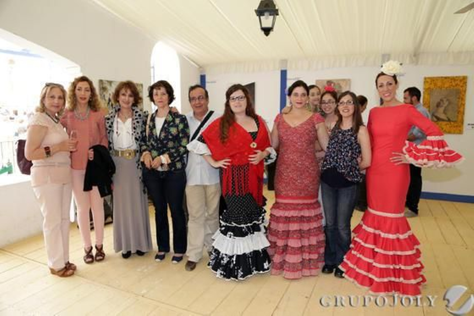 Una buena parte de la Coral Polifónica de Capuchinos se dio ayer una vuelta por el González Hontoria y recaló en la caseta de este medio de comunicación.

Foto: Vanesa Lobo