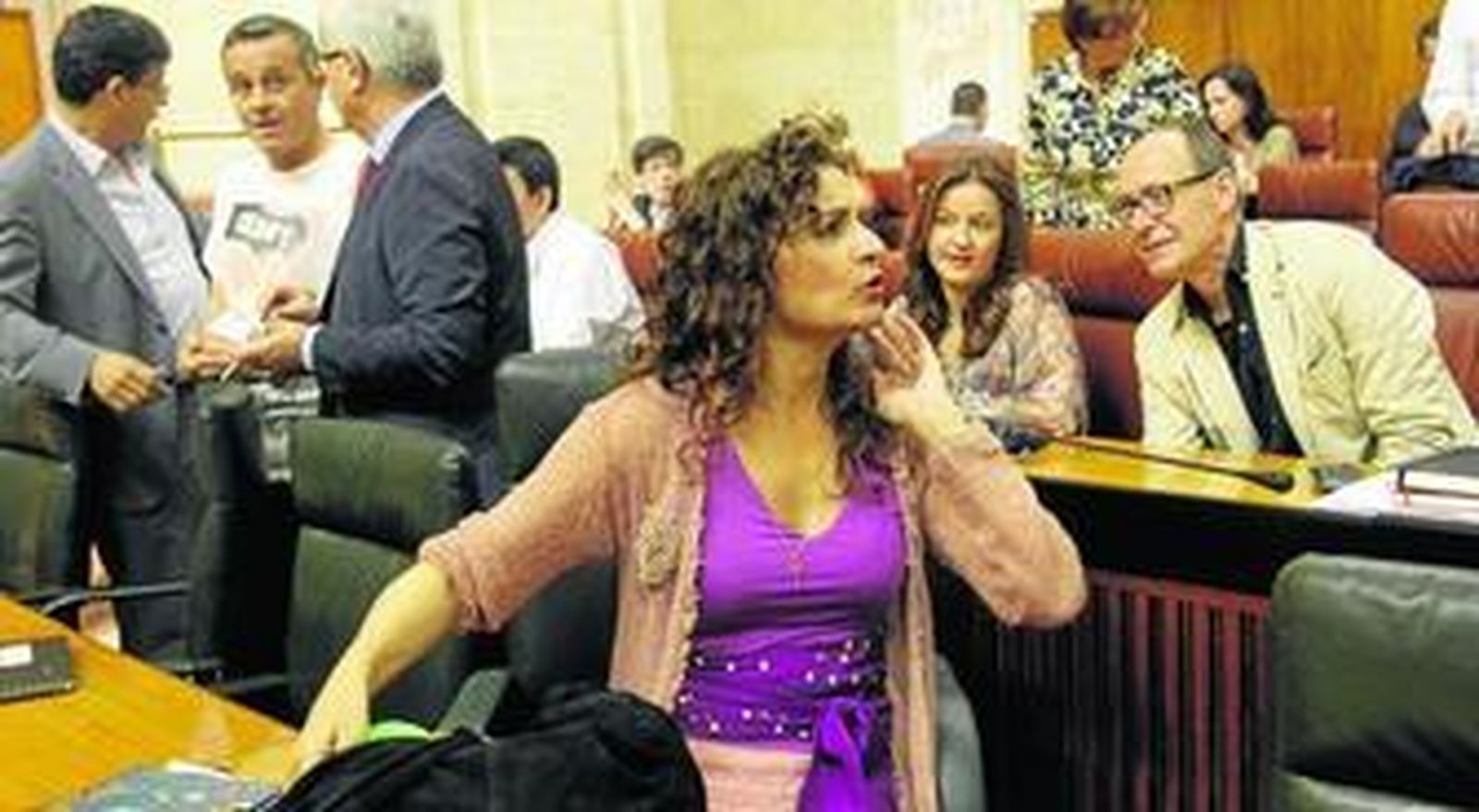 La consejera de Hacienda y Administración Pública, María Jesús Montero, en un pleno del Parlamento.