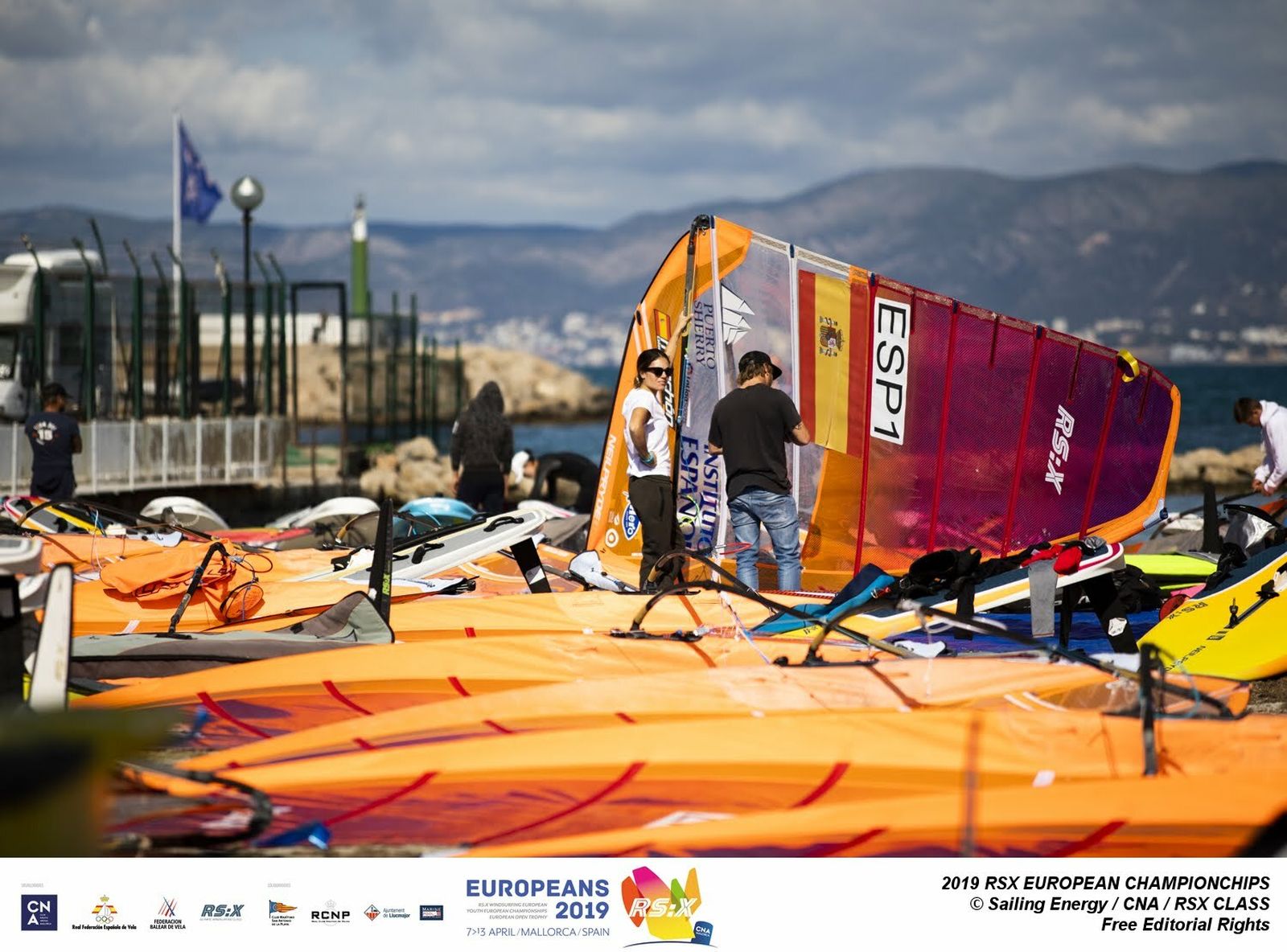 Blanca Manchón espera en el Club Náutico Arenal de Mallorca al inicio de la prueba.