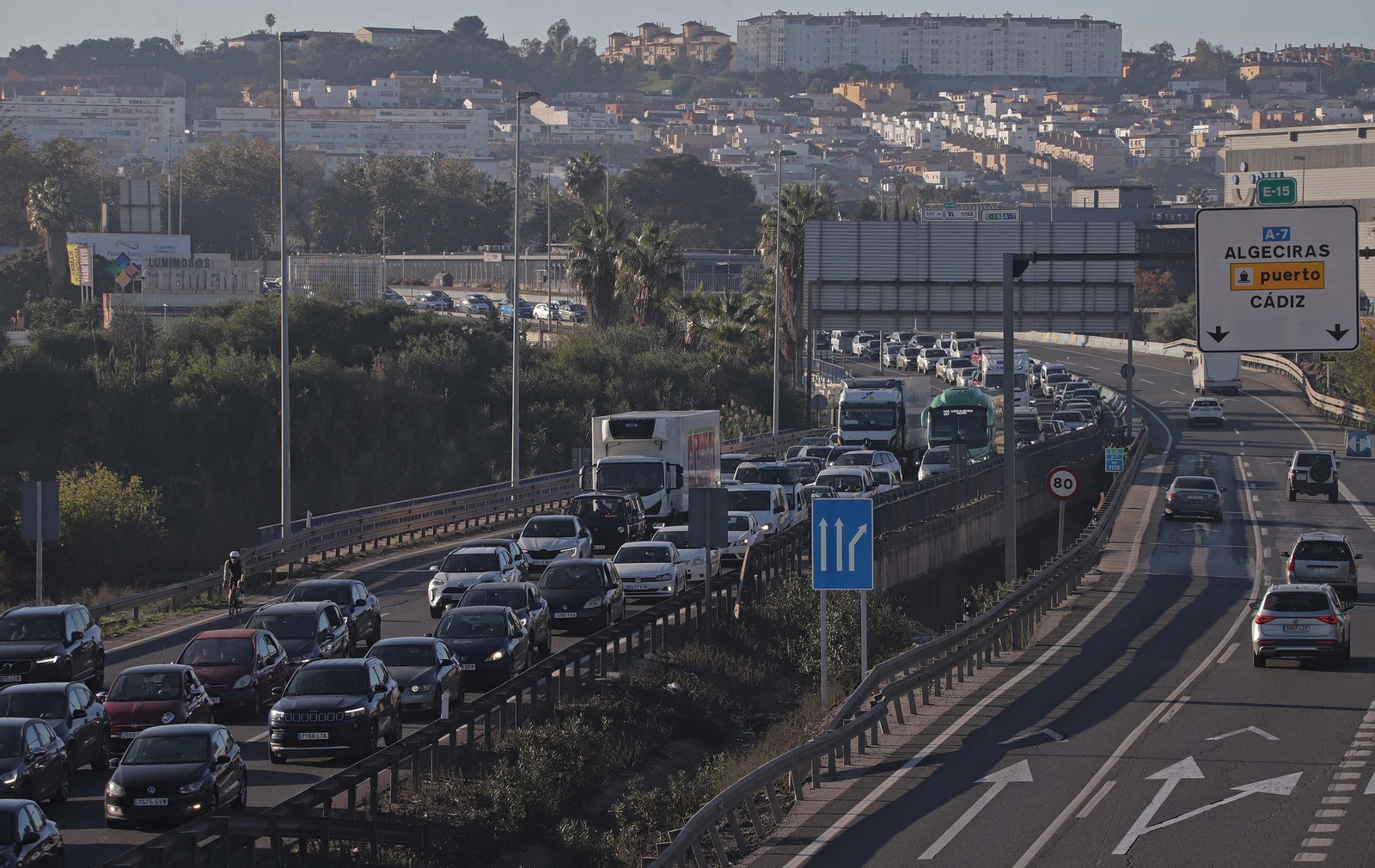 Fotos del camión volcado en la A7 en Los Barrios