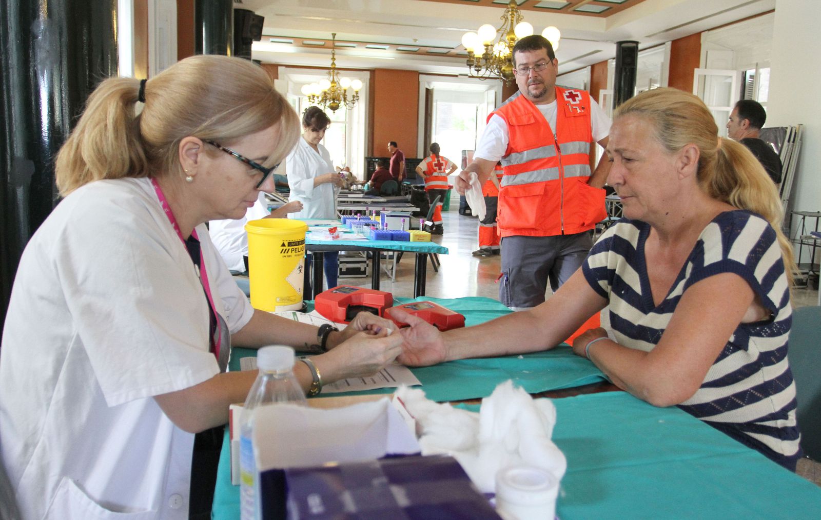 Una mujer dona sangre en una colecta en la Casa Colón