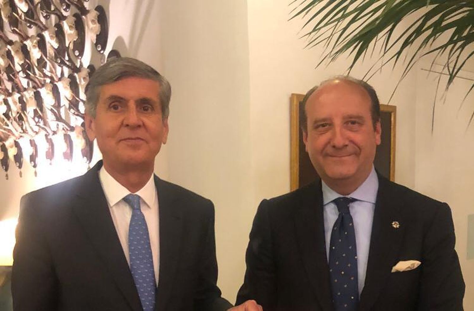 El presidente del TC, Pedro González-Trevijano, con el abogado Joaquín Moeckel, la semana pasada en Sevilla.