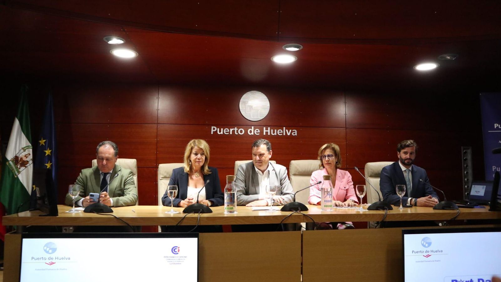 Representantes institucionales participantes en el encuentro de este martes en El Puerto.