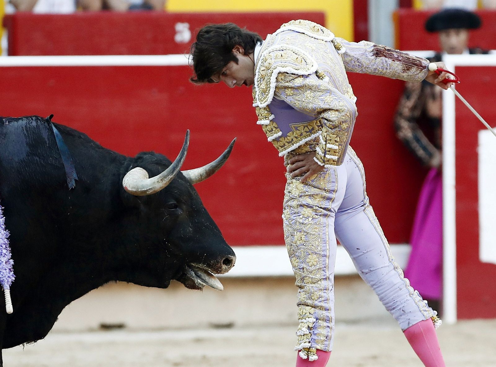 Sebastián Castella, en un desplante ante el quinto, al que cortó una oreja.