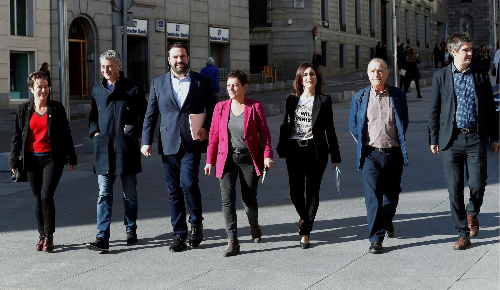 La portavoz de EH Bildu, Mertxe Aizpurua (centro), y los diputados, entre ellos Jon  Iñarritu  (tercero a la izquierda).