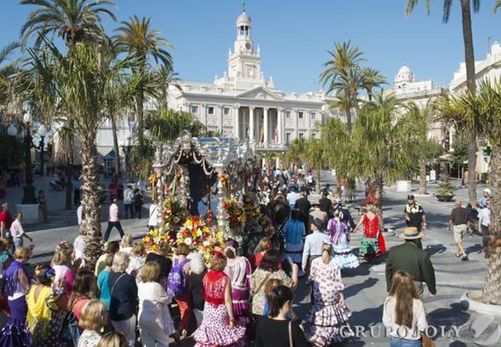 El Simpecado de la capital inicia su camino mientras las primeras hermandades gaditanas alcanzan Bajo de Guía. 

Foto: Joaquin Hernandez Kiki