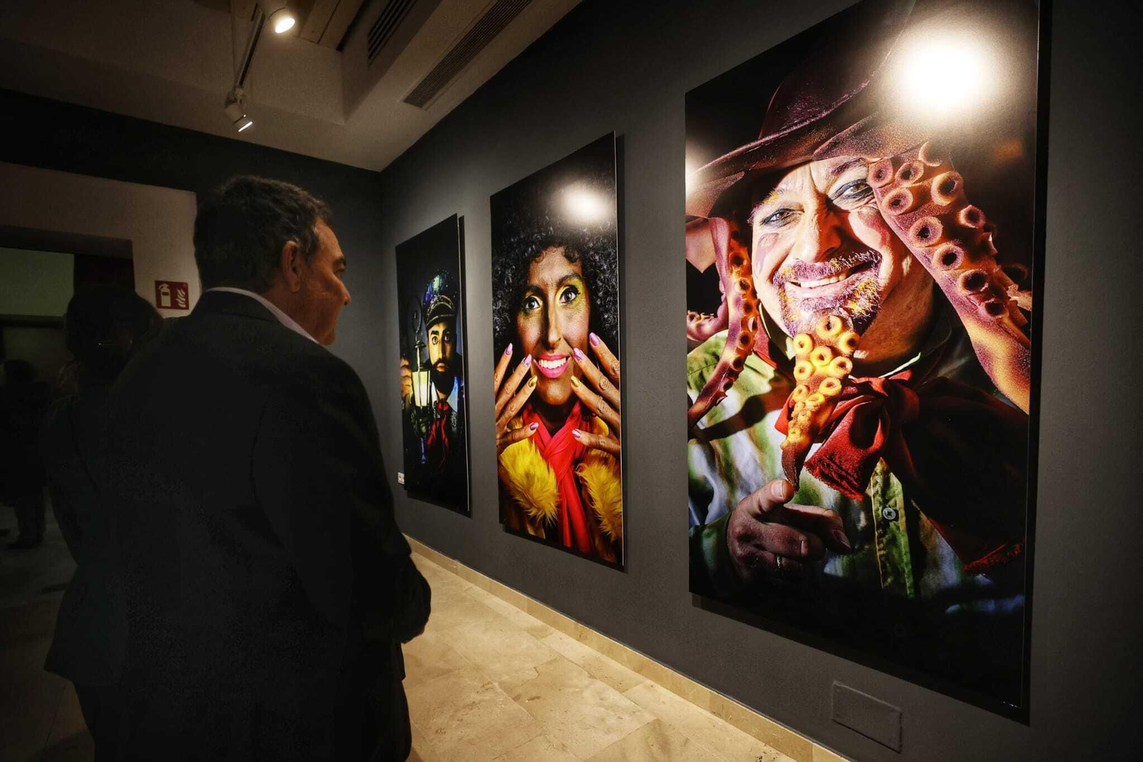 La exposición 'Carnaval de Improviso. Retratos urgentes: la trastienda del COAC', en imágenes