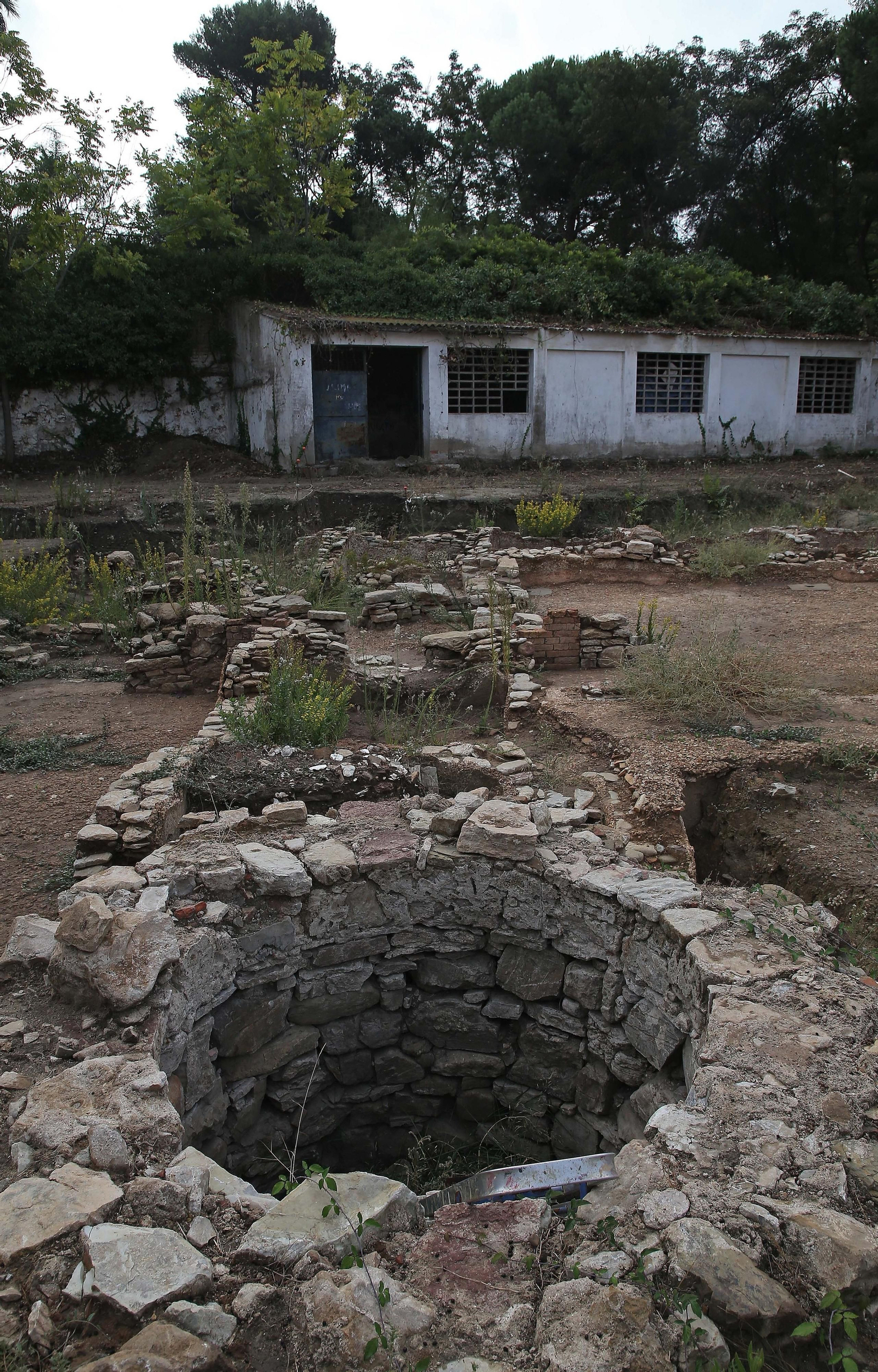 Fotos de las obras en el centro de interpretación 'Paco de Lucía' y en la fábrica de salazón de Algeciras