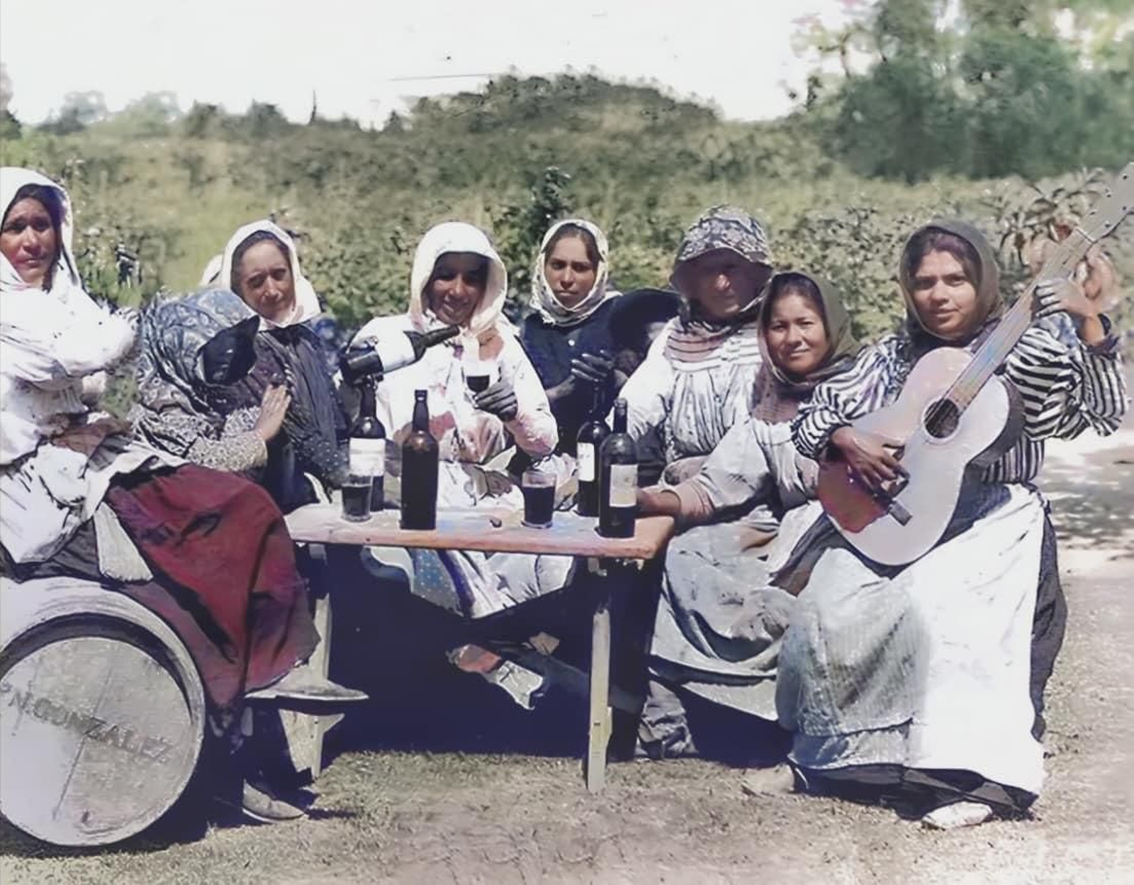 Grupo de mujeres gitanas en un descanso durante la vendimia.