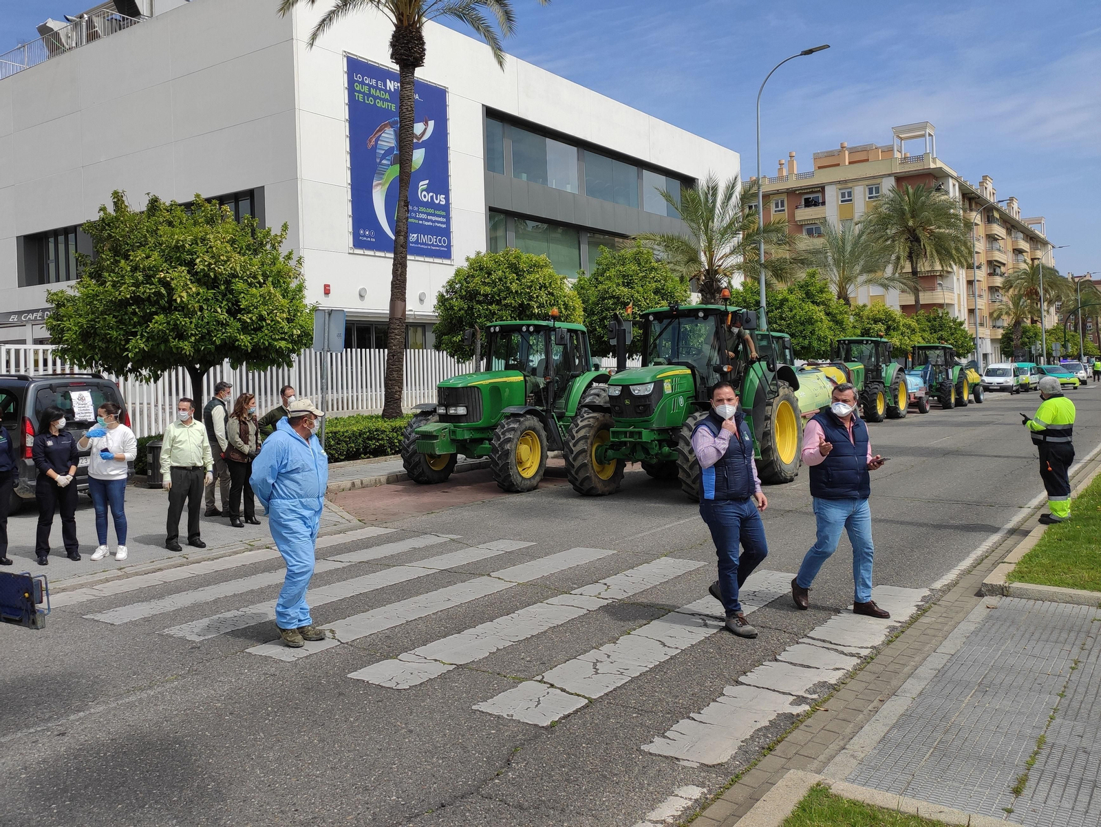 Las fotos del homenaje de los agricultores a los sanitarios de Córdoba