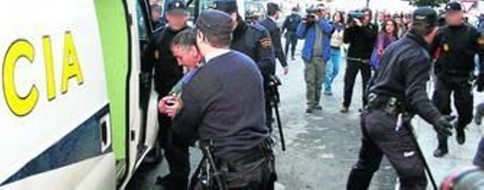 Santiago del Valle, ayer abandonando al Palacio de Justicia tras comparecer ante la instructora.