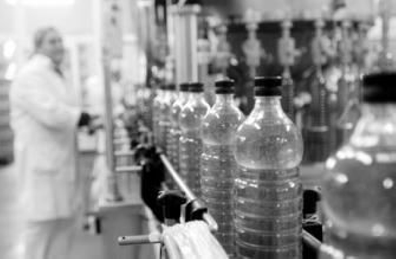 Una operaria trabaja en la planta de envasado de aceite que el Grupo Hojiblanca tiene en la localidad malacitana de Antequera.