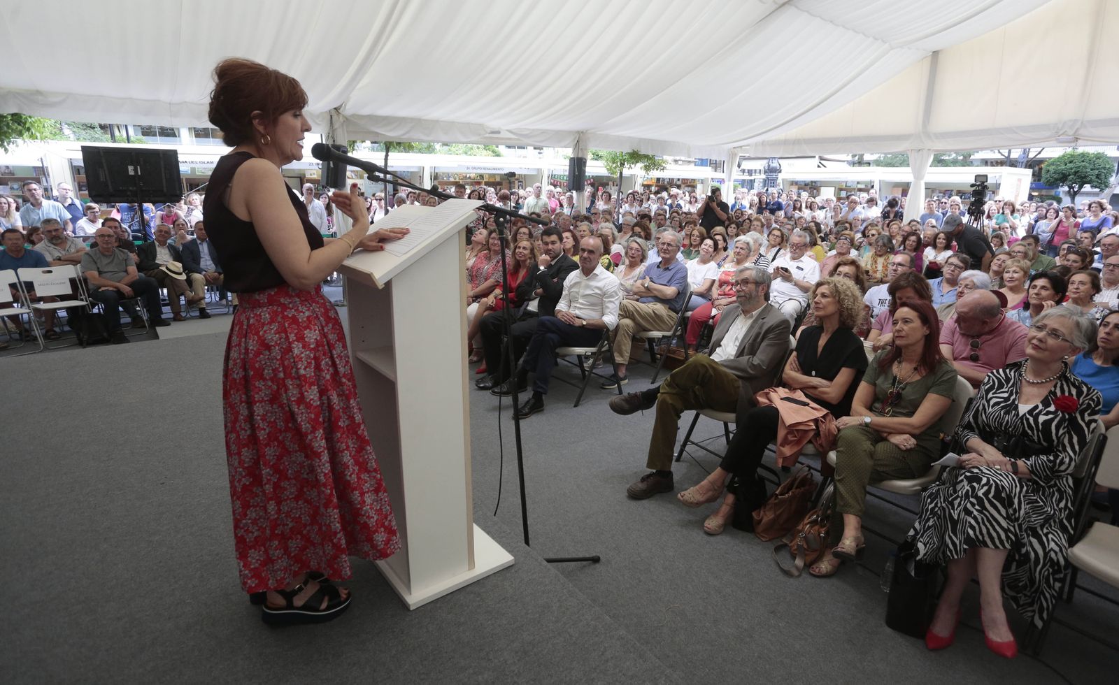 Elvira Lindo inaugurando la Feria del Libro de Sevilla en 2019.
