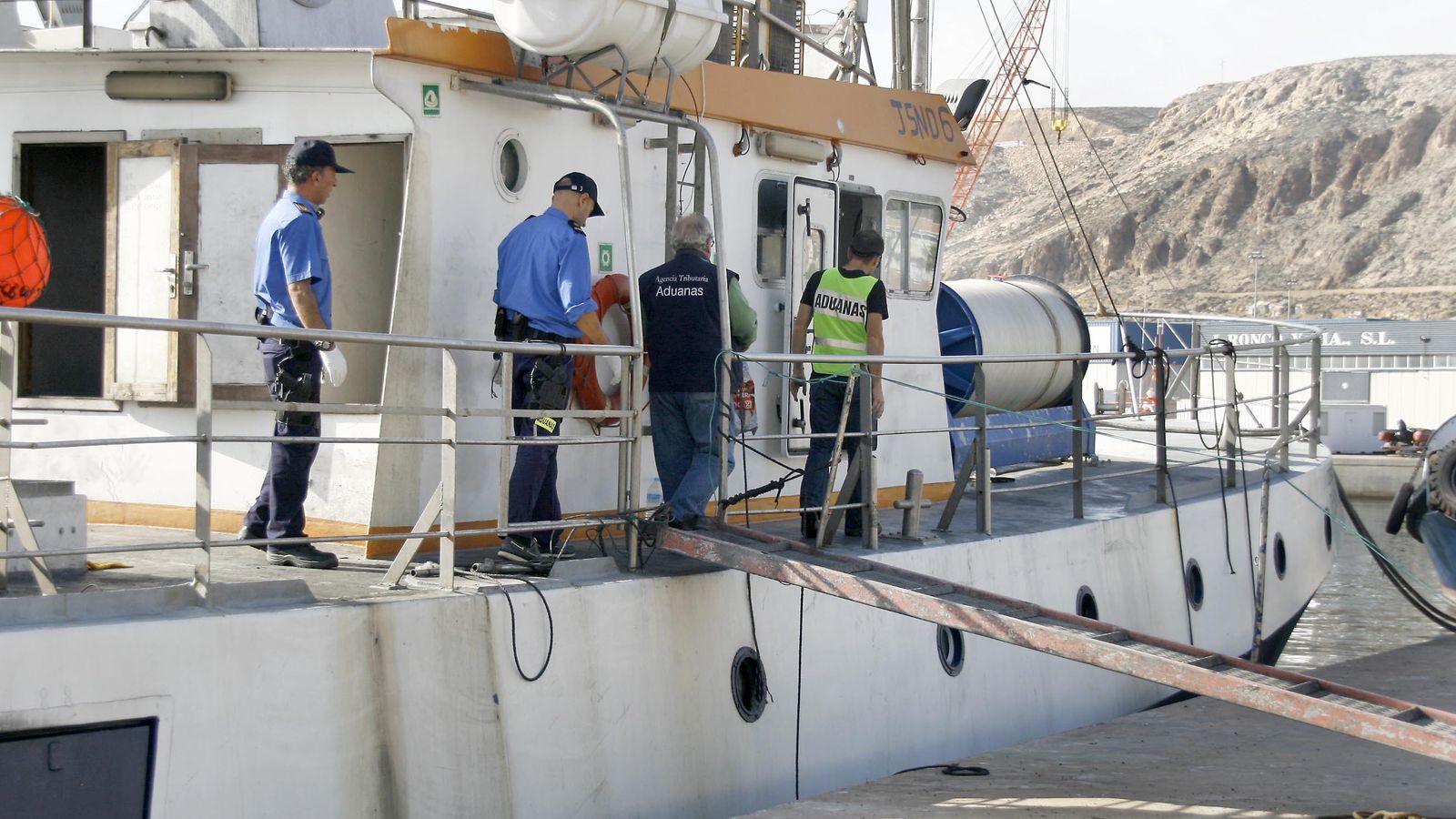 Los agentes de Vigilancia Aduanera inspeccionan el pesquero 'Eiskos'.