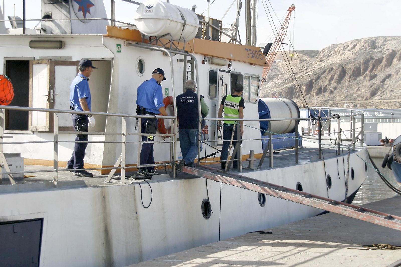 Los agentes de Vigilancia Aduanera inspeccionan el pesquero 'Eiskos'.