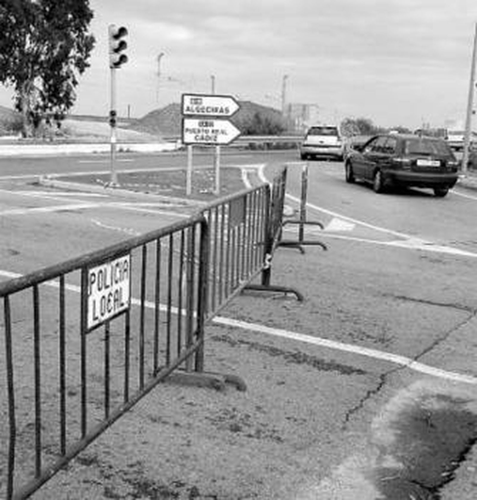 Vallas de la Policía Local cortando el cruce del antiguo camping.