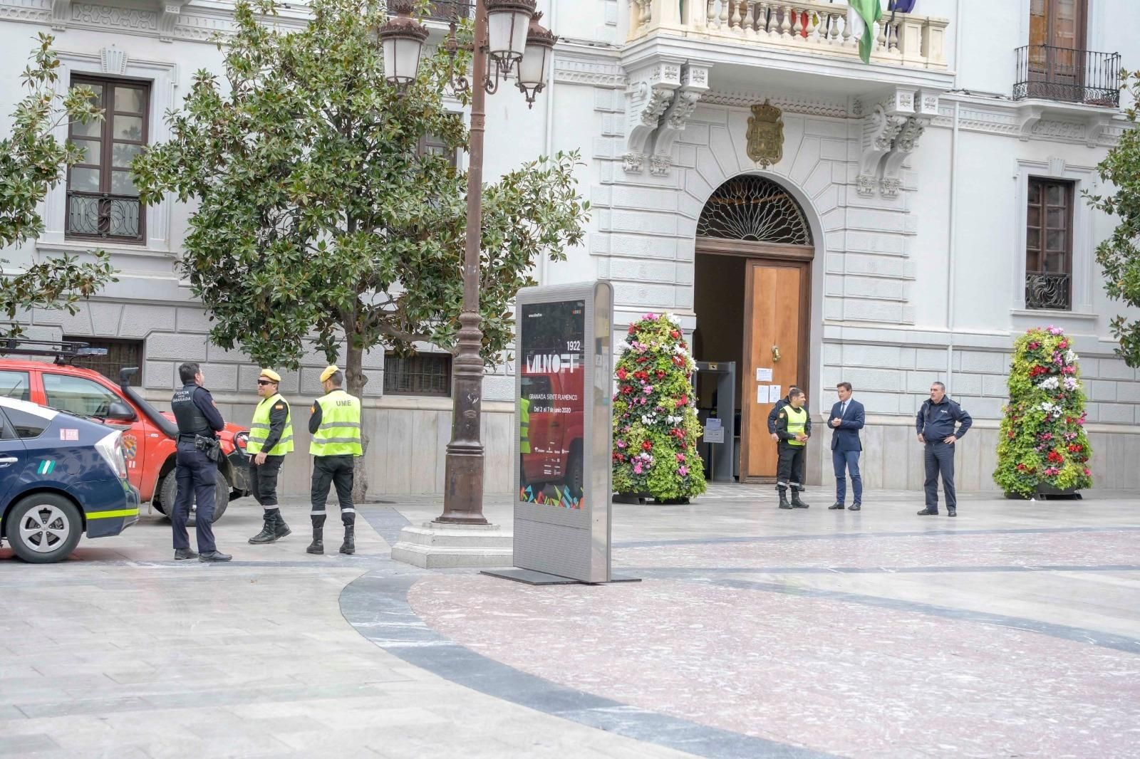 Limpieza en autobuses y poco tráfico en Granada por el coronavirus