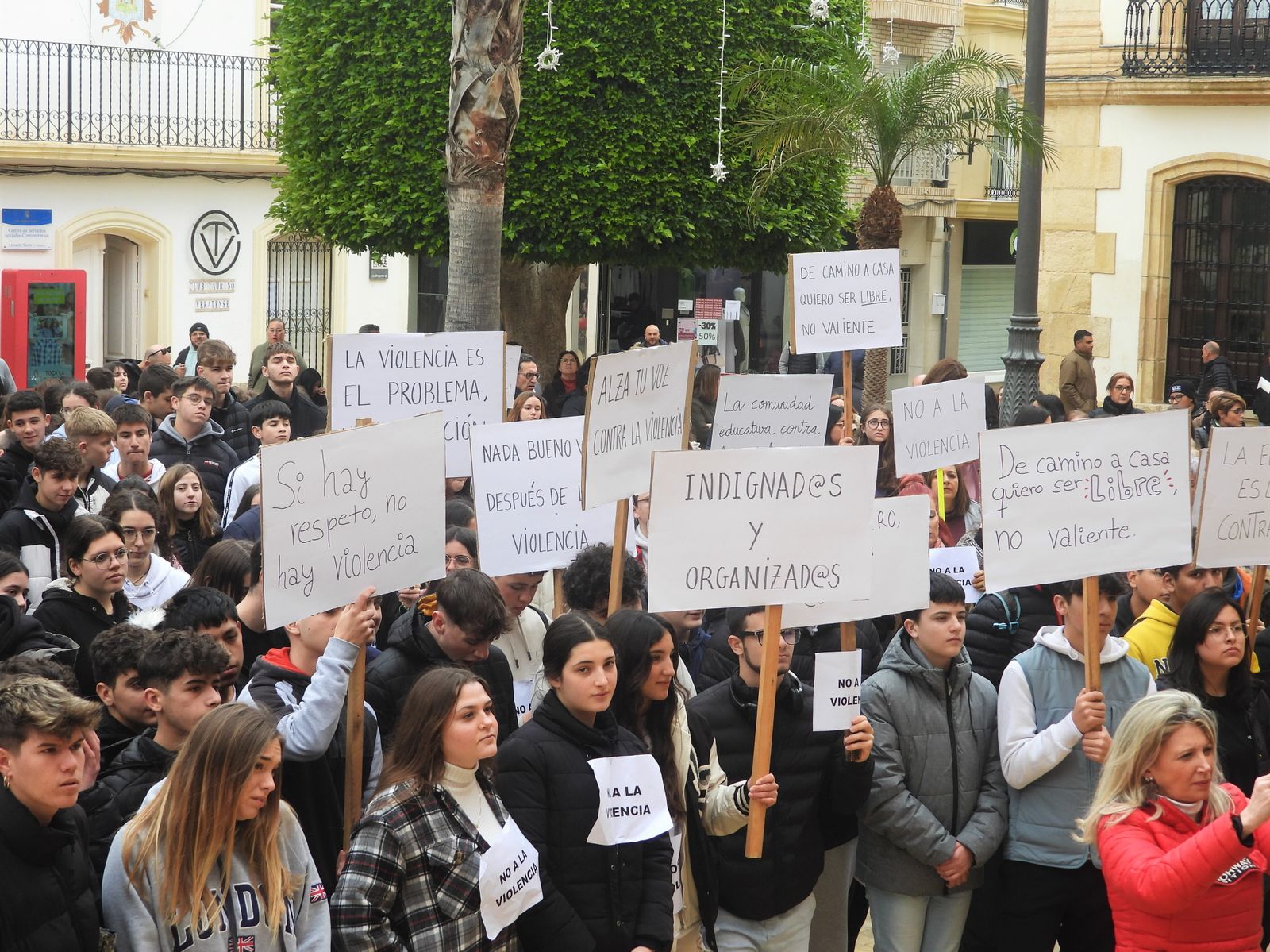 Clamor en la Plaza Mayor y las aulas de Vera por la agresión a un menor ...