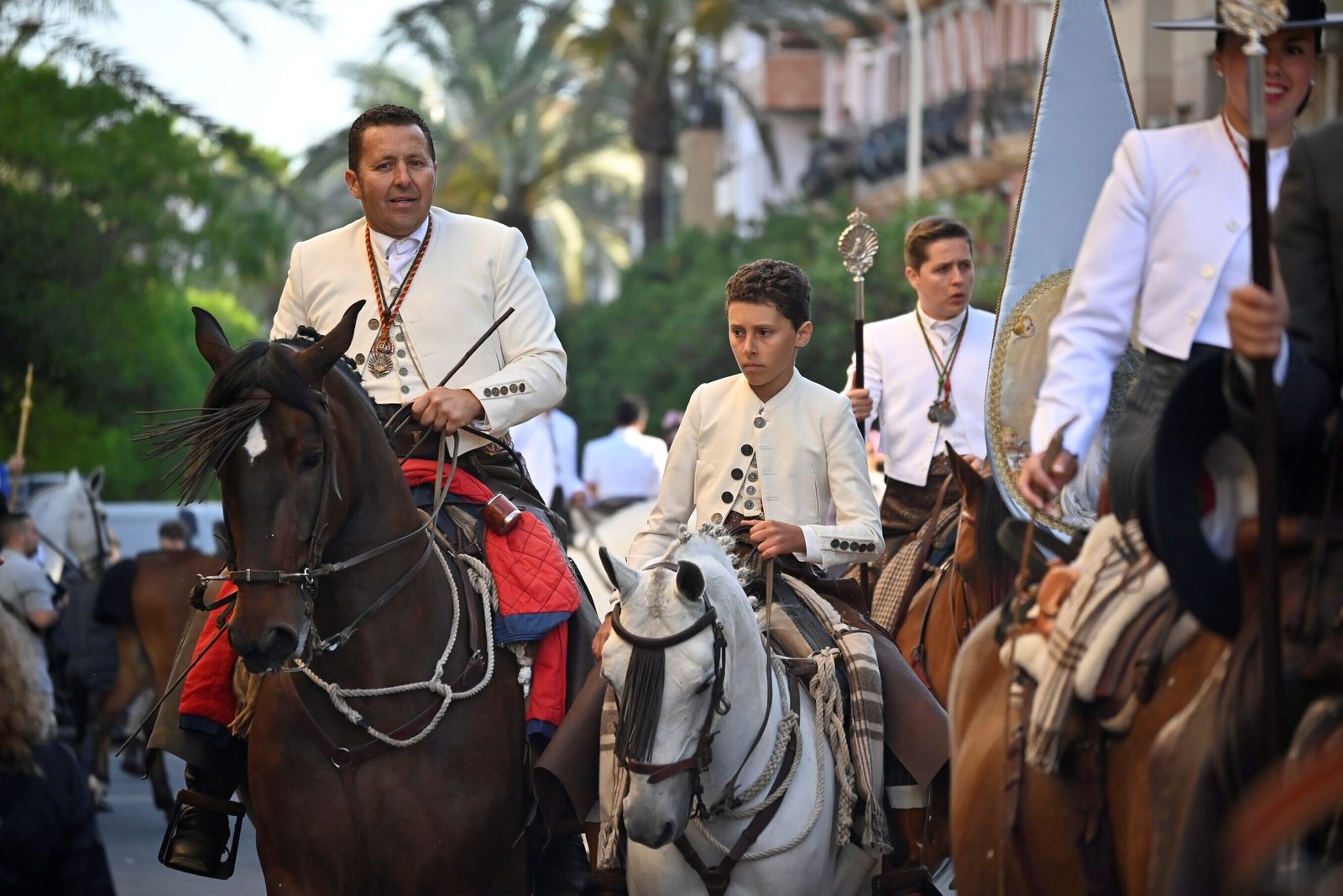 Imágenes de los peregrinos de la Hermandad de Emigrantes en su salida por las calles de Huelva