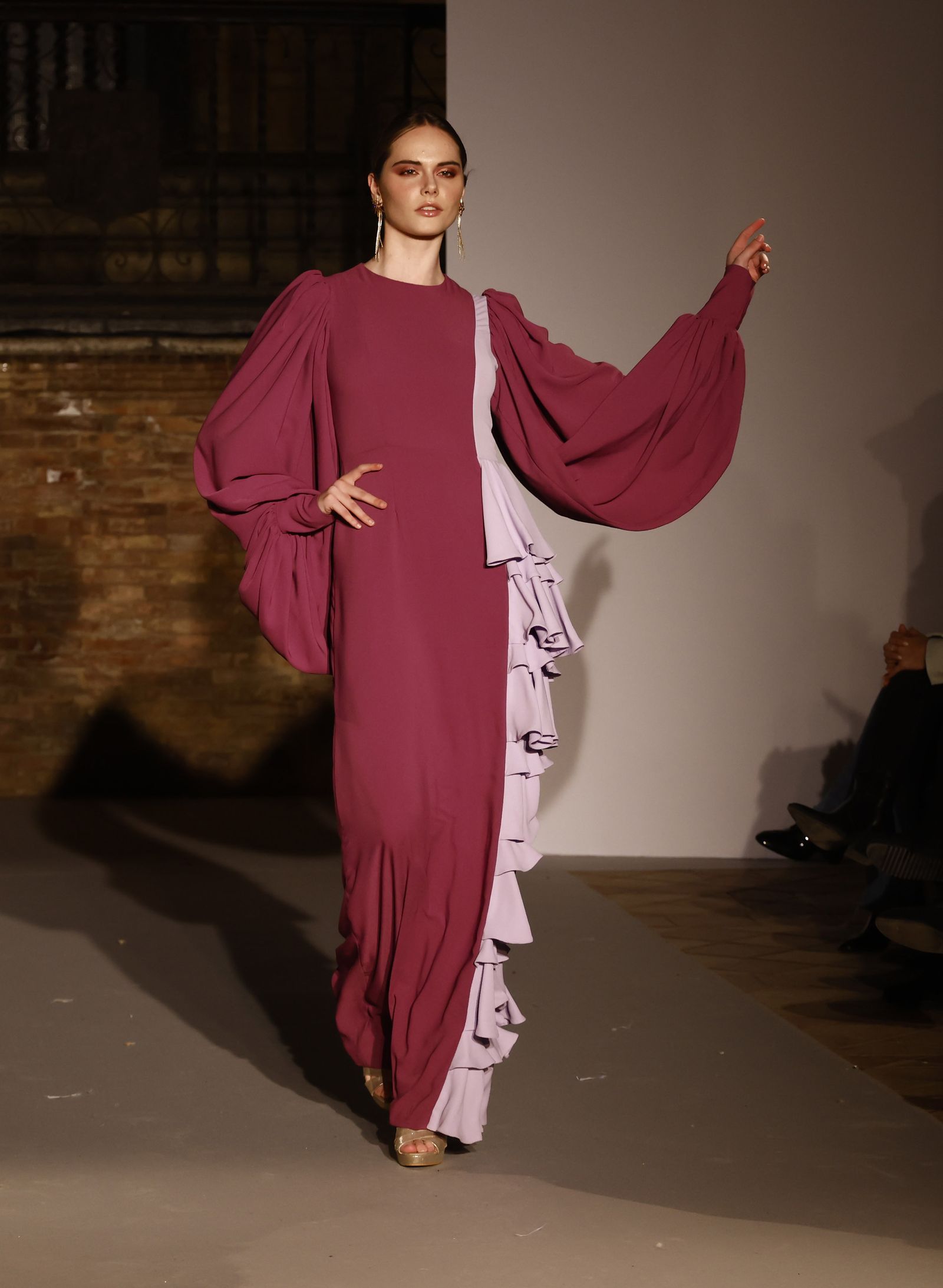 Las tendencias en vestidos de novia e invitada de la pasarela SIQ, en fotos