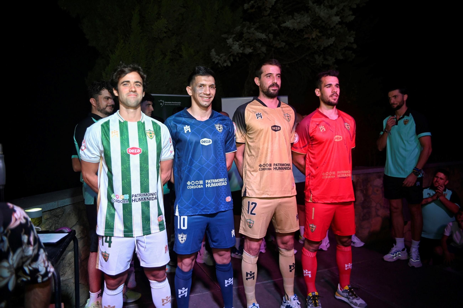 Pablo del Moral, Arnaldo Báez, Fabio y Víctor, con las nuevas camisetas.