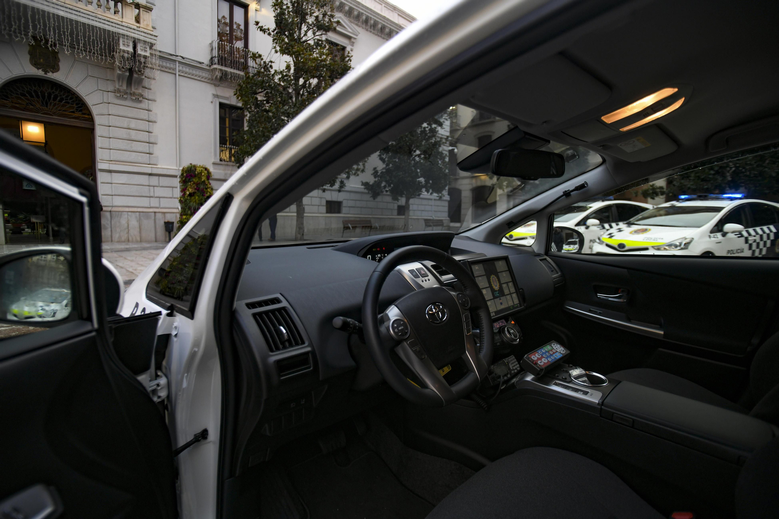 Fotos: los nuevos coches de la Policía Local de Granada, con desfibrilador