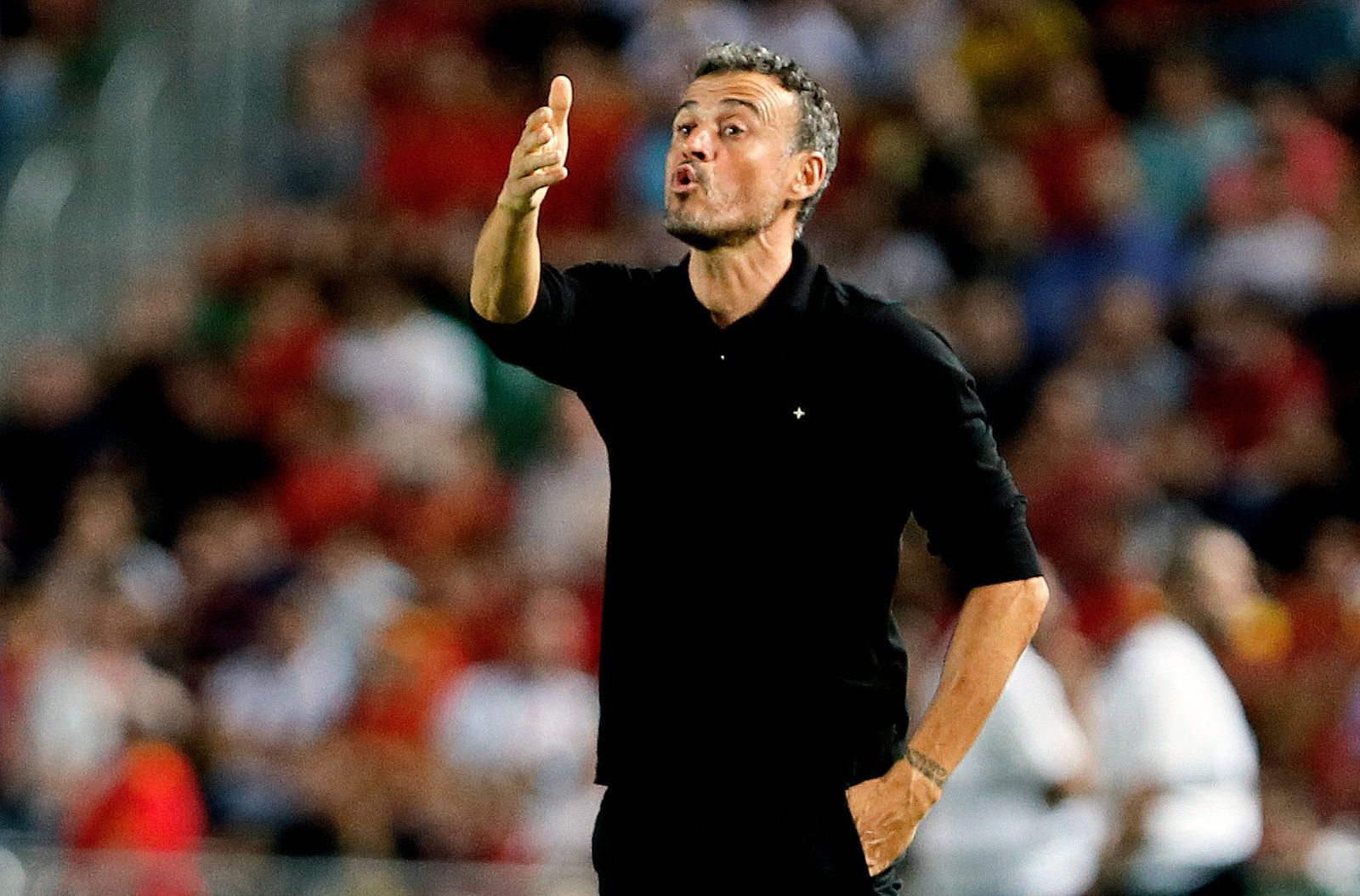 Luis Enrique da instrucciones durante el España-Croacia.