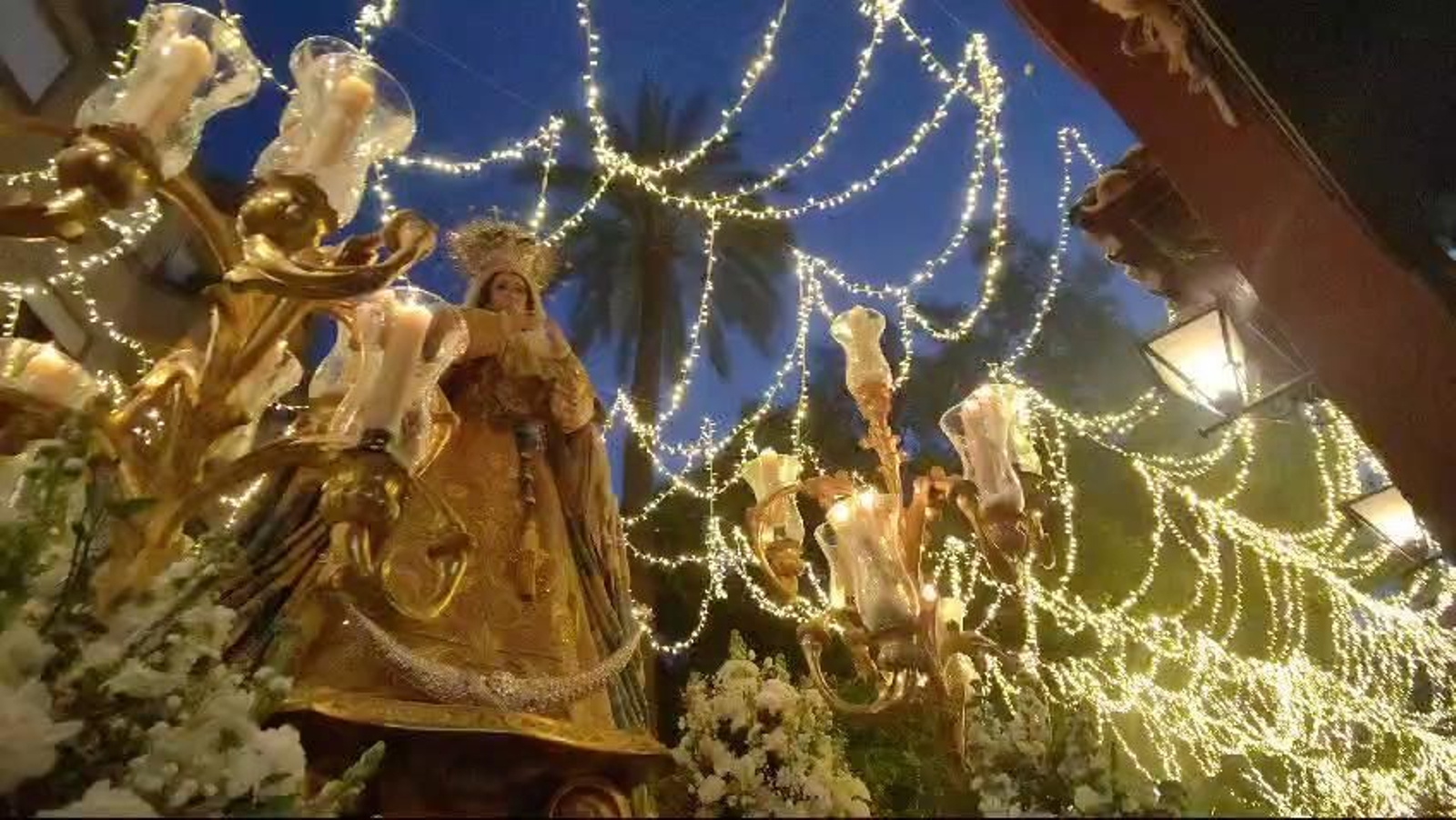 Las Hermanas de la Cruz cantan a La Inmaculada Las Hermanas de la Cruz cantan a La Inmaculada