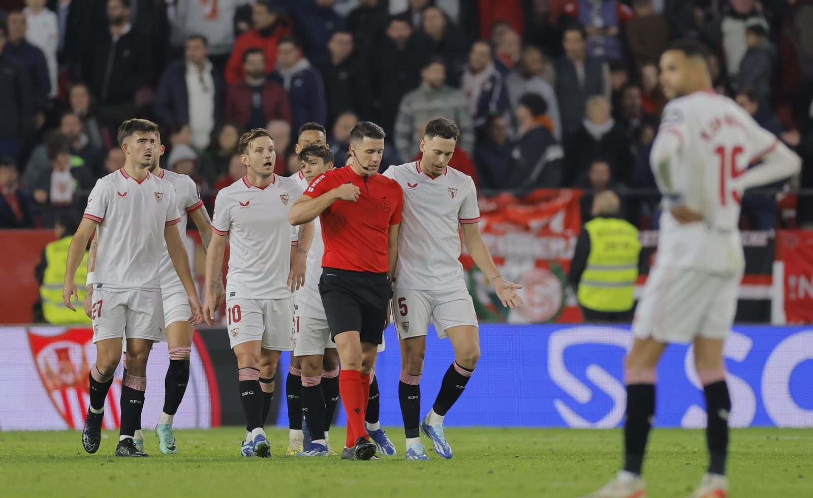 Los jugadores del Sevilla le piden a Isidro Díaz de Mera que revise en el VAR el gol de Brereton.