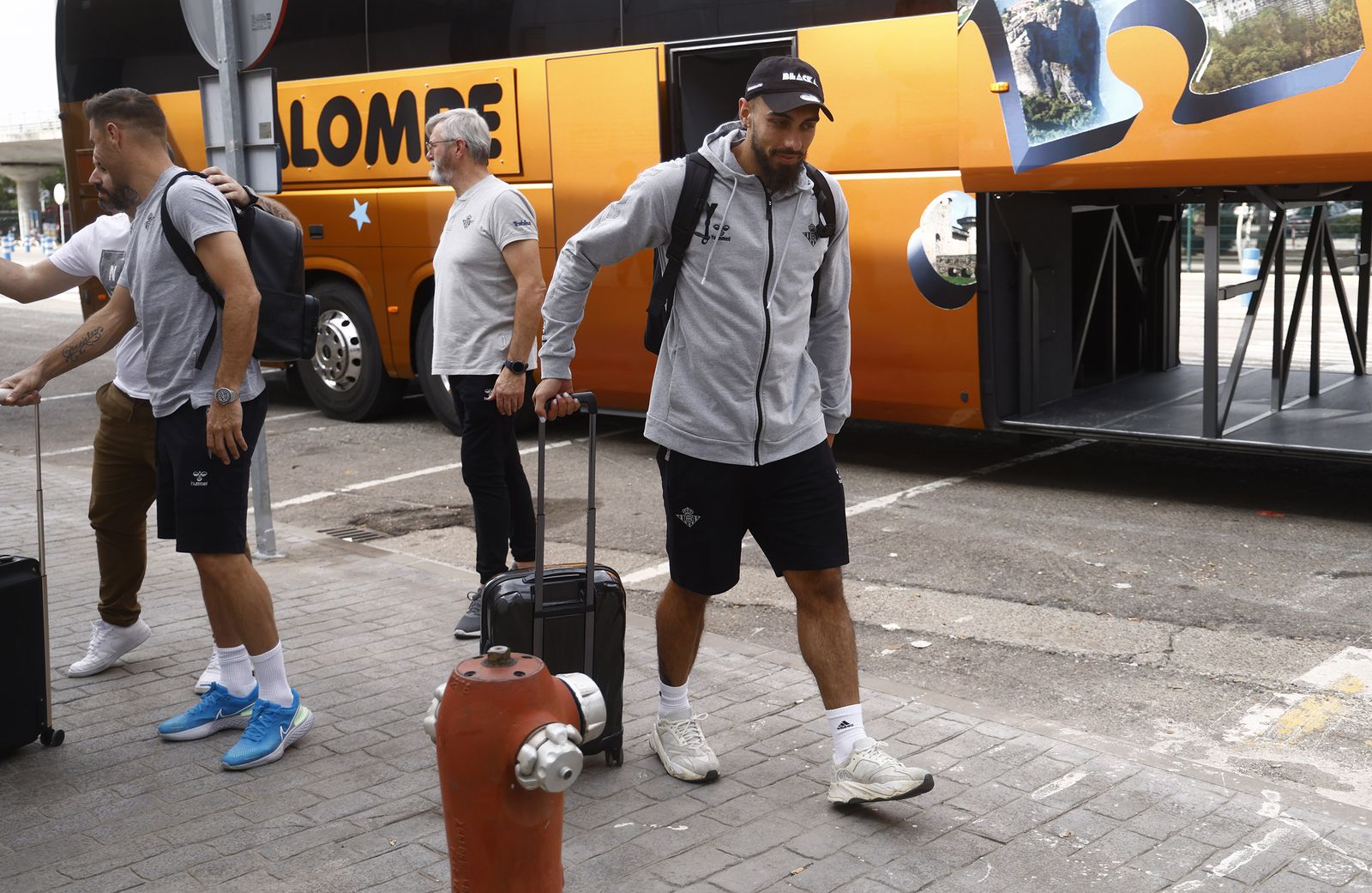 Borja Iglesias, a su llegada ayer con el Betis al aeropuerto de San Pablo.