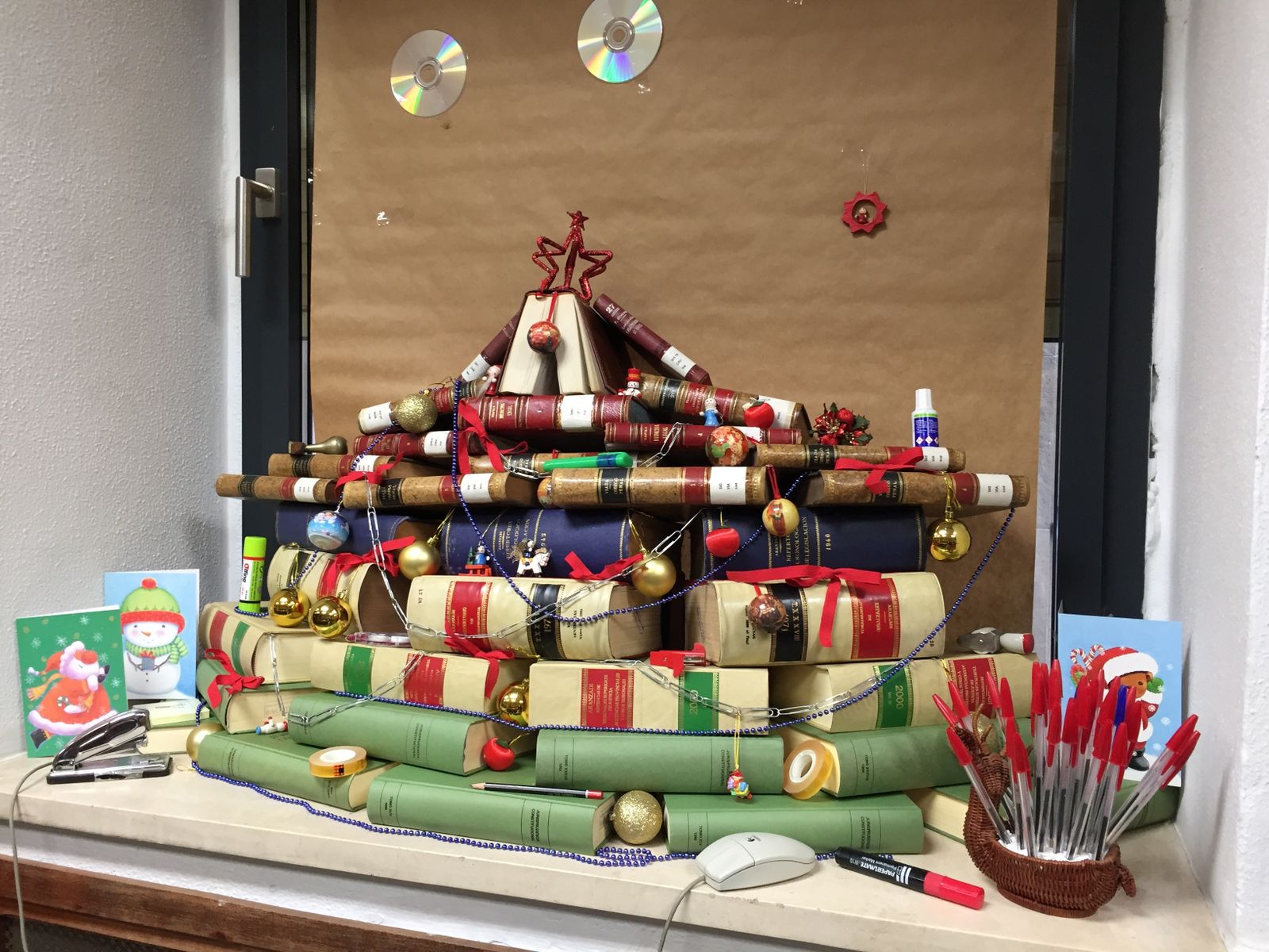 El original árbol de Navidad que preside la biblioteca de la Audiencia