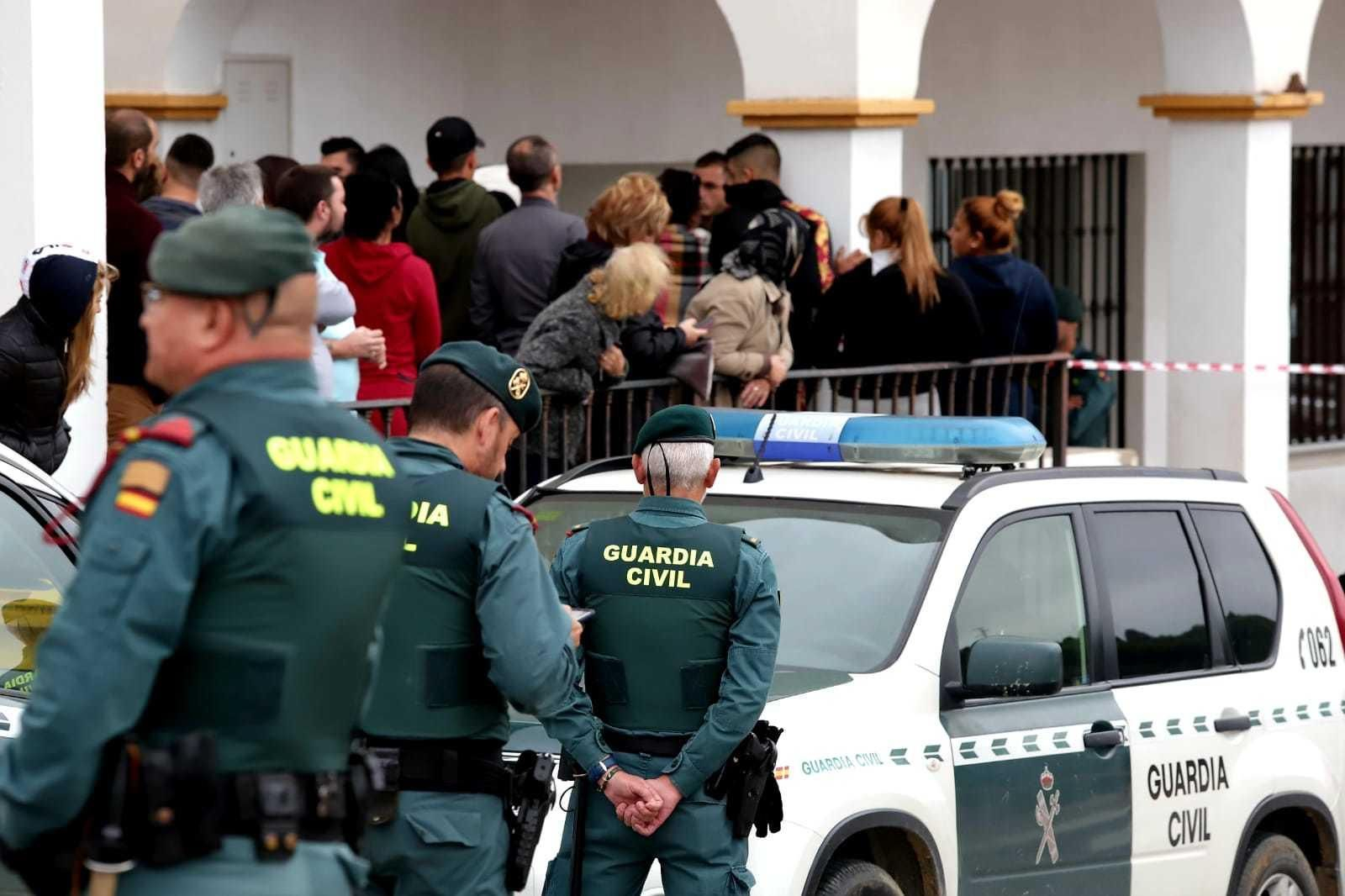 Familiares de los detenidos, en la puerta de los juzgados de San Roque.