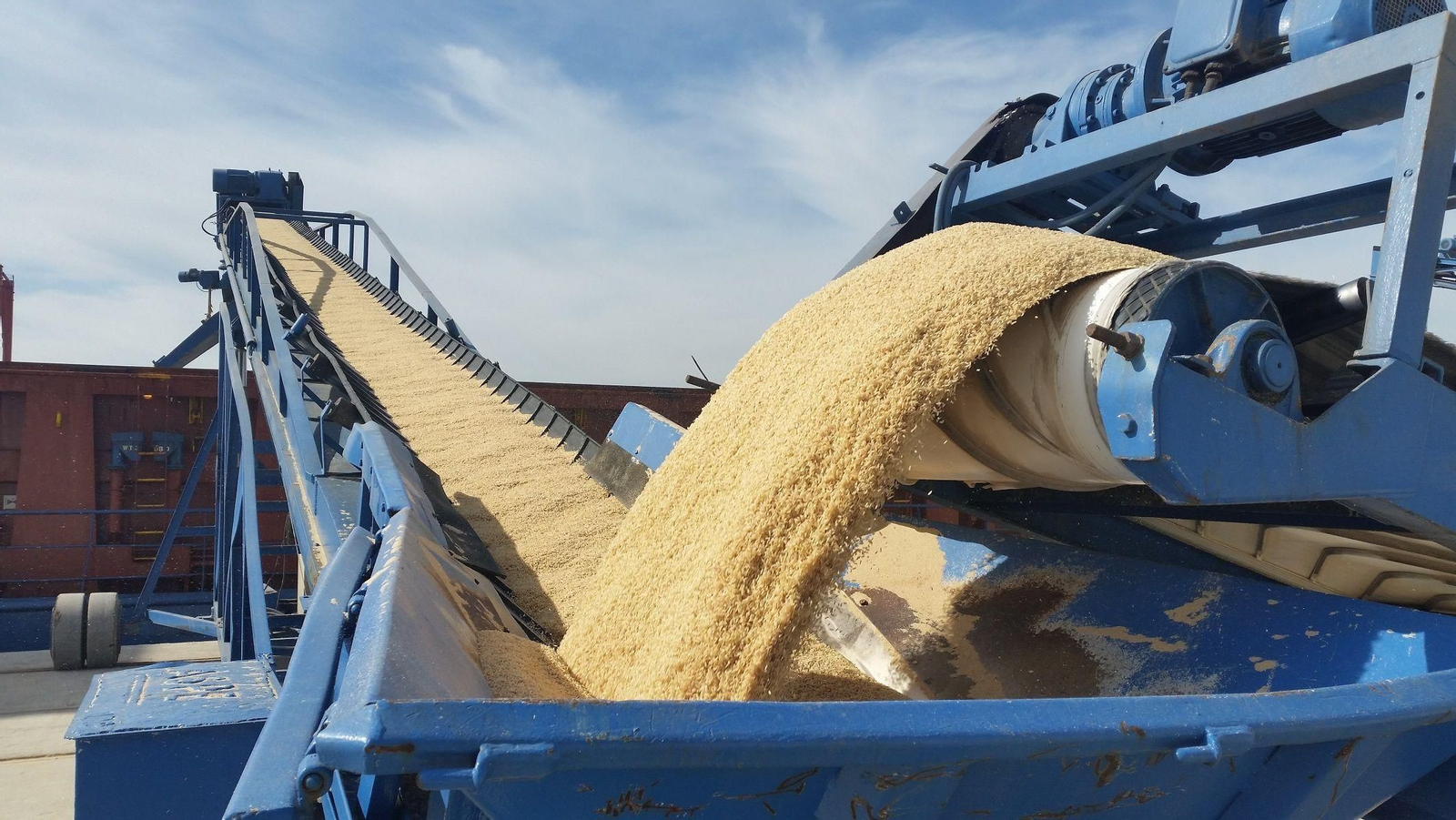 Mercancía de cereales en el Puerto de Sevilla.