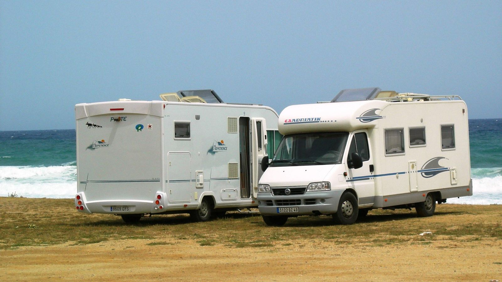 Caravanas estacionadas a escasos metros del mar