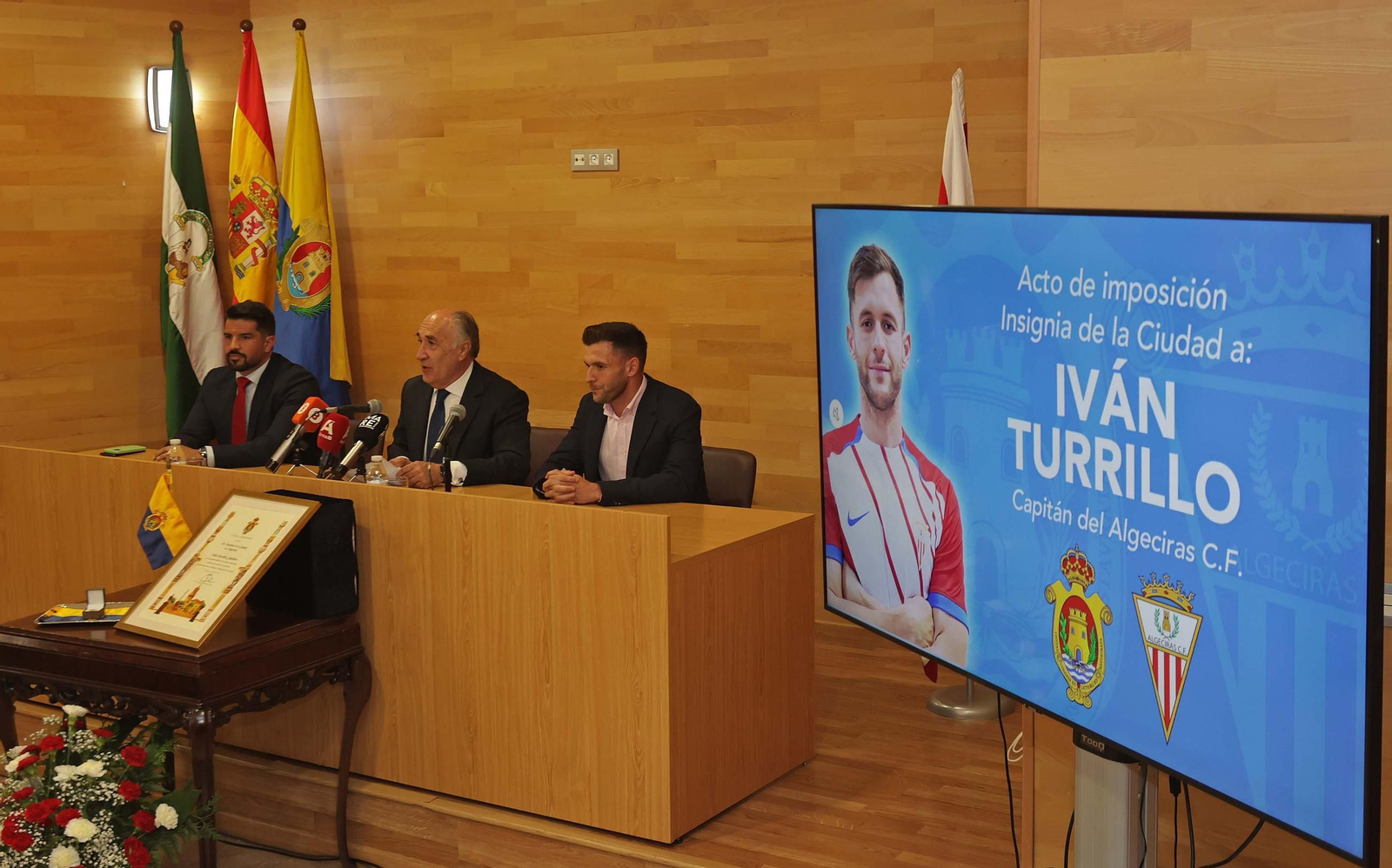 El acto de imposición de la insignia de la ciudad de Algeciras a Iván Turrillo, en imágenes