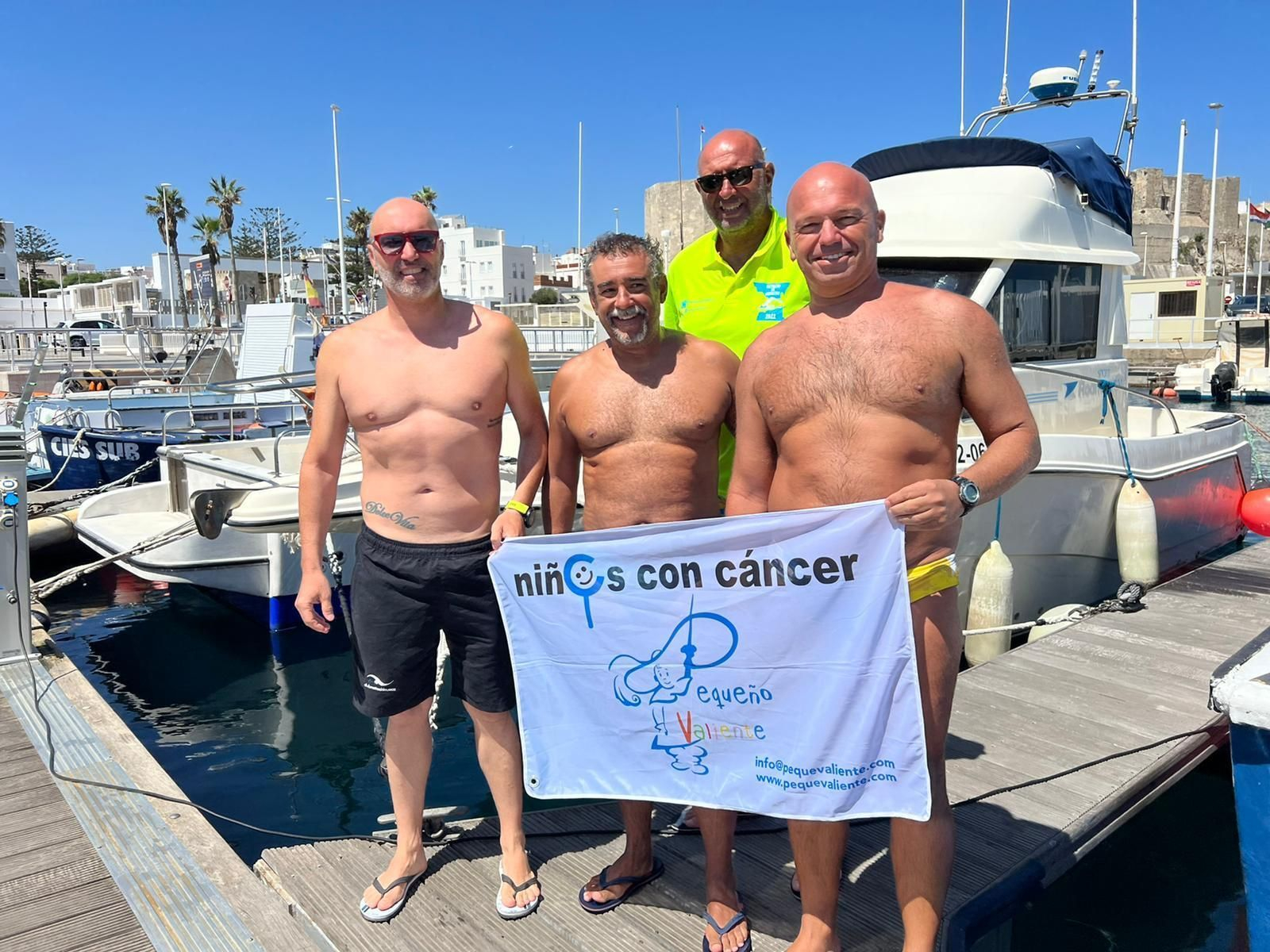 Los cuatro nadadores, este jueves en Tarifa.