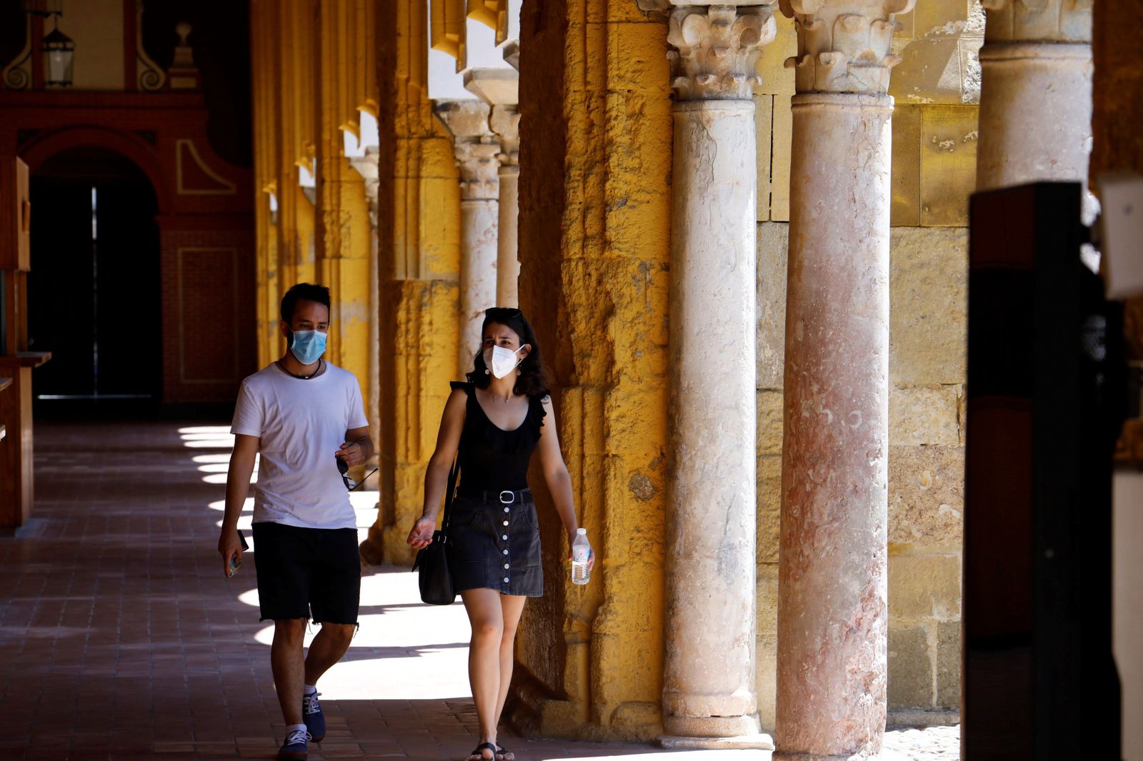 Una pareja pasea con mascarilla por la Mezquita-Catedral de Córdoba.