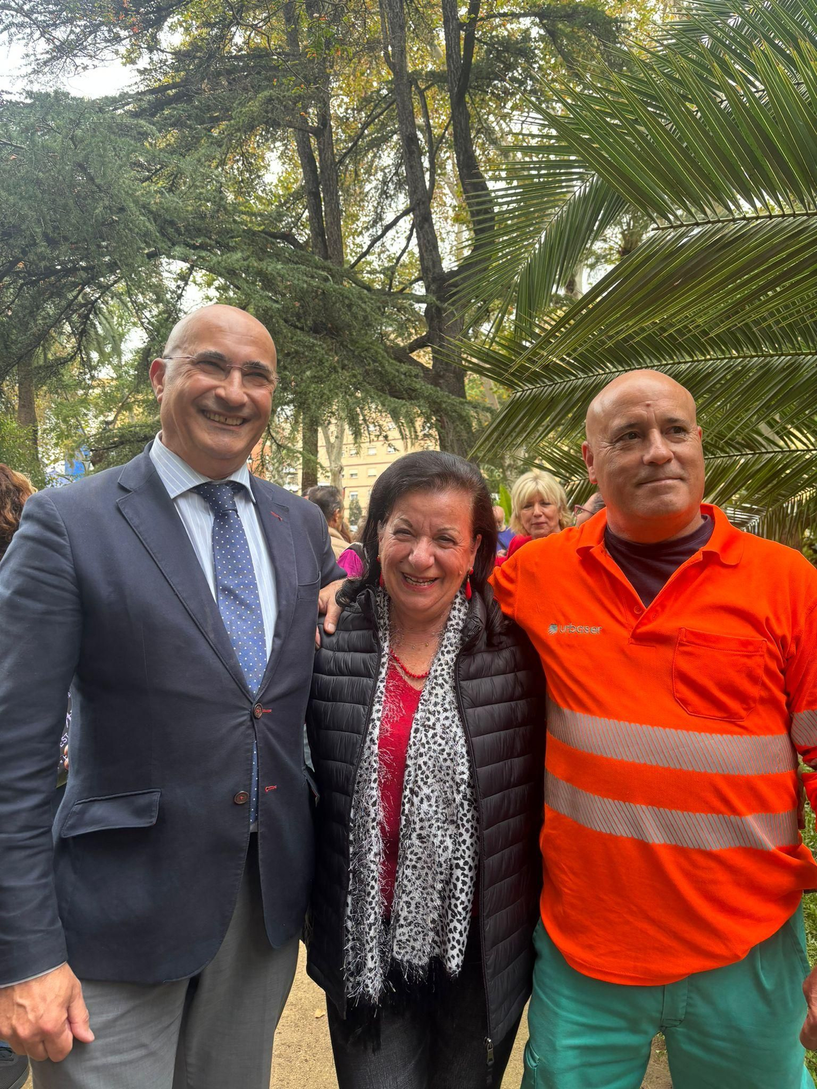 De izquierda a derecha, Ángel Martínez, Isabel Gil y un trabajador de la delegación de Parques y Jardines.