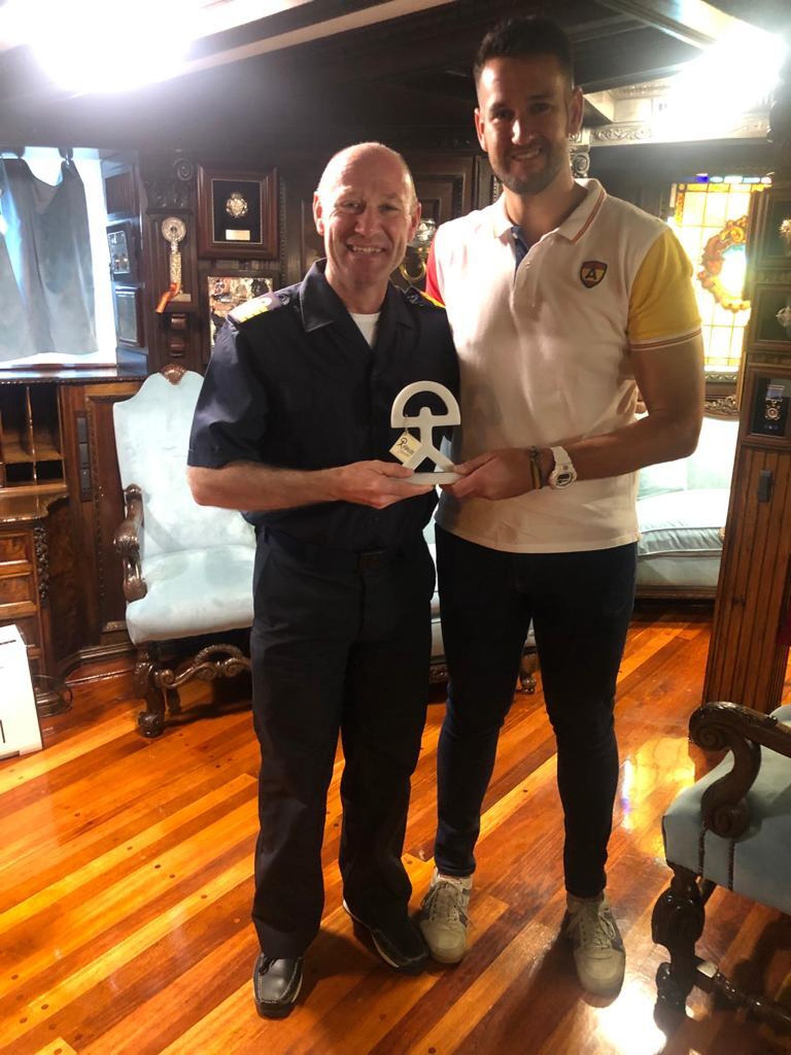 Oliver hace entrega del indalo de mármol