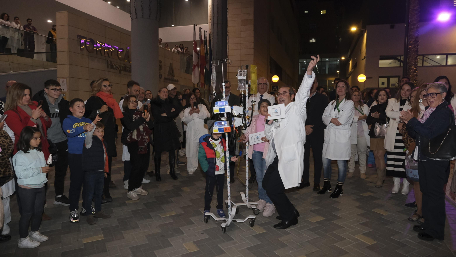 Imágenes del encendido de navidad en el Hospital Torrecárdenas, Almería