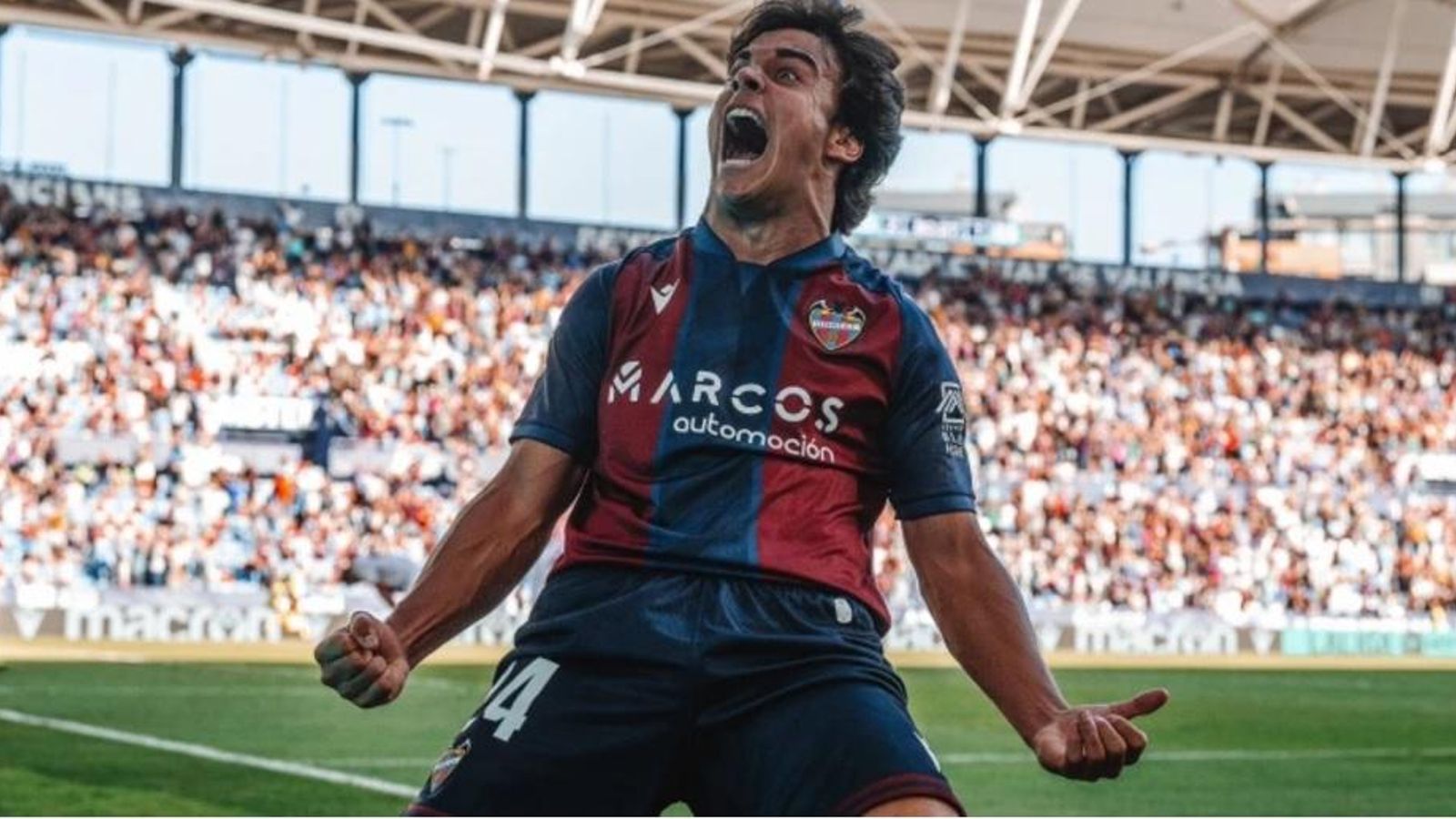 Carlos Álvarez celebra un gol.