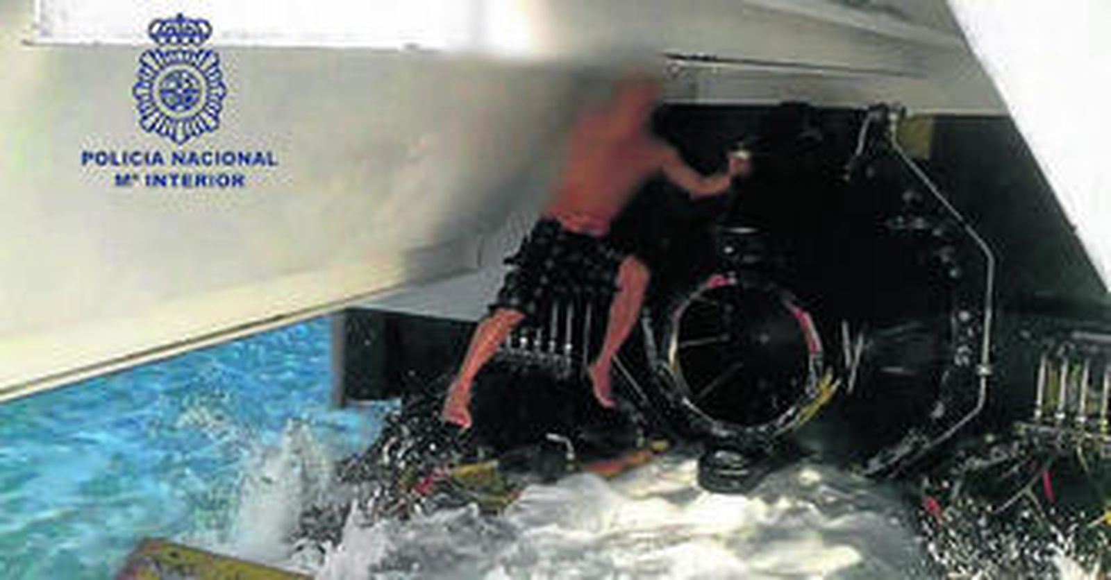 El inmigrante argelino, en el lugar en el que cruzó el Estrecho desde Tánger a Algeciras.